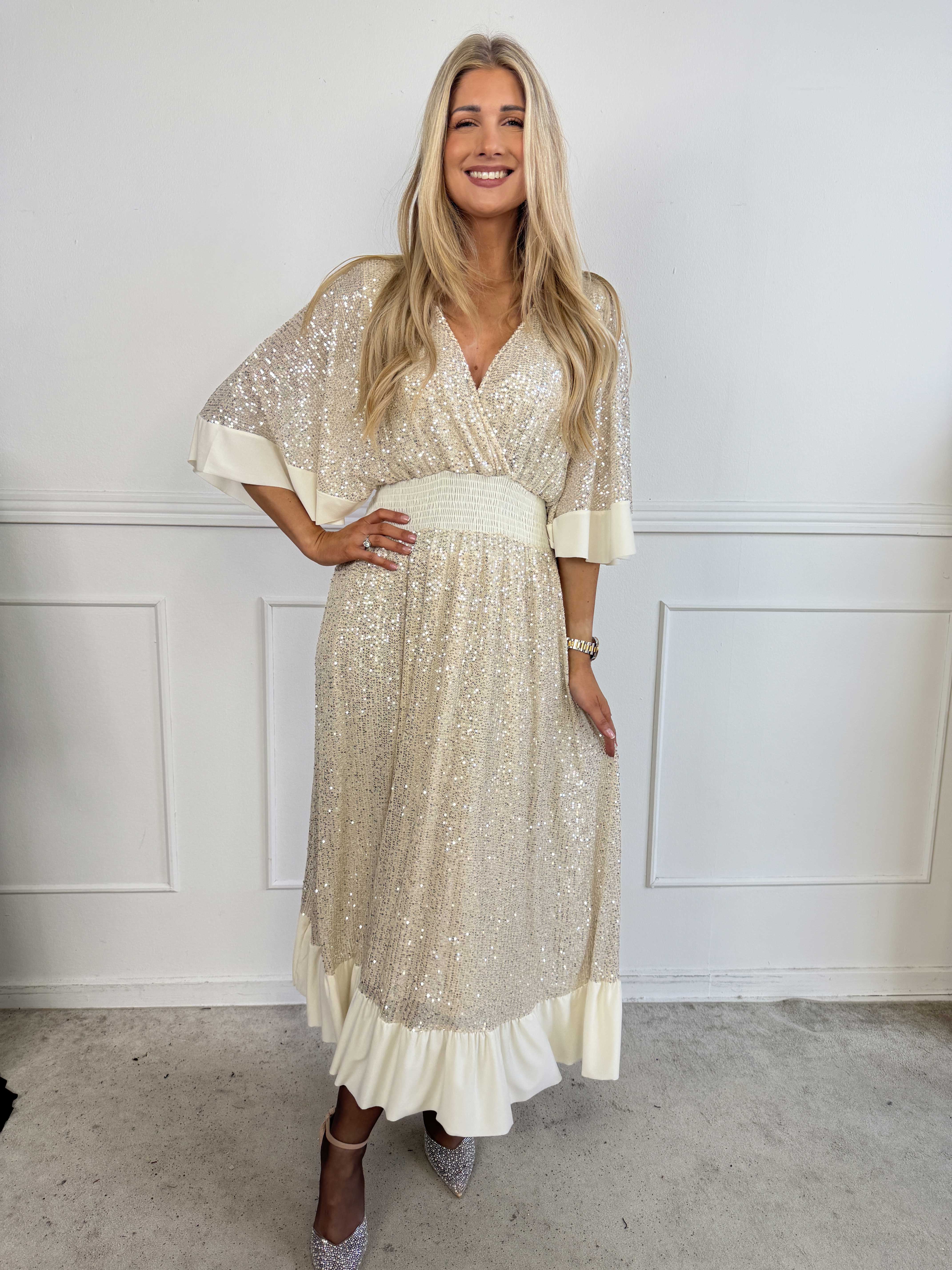 Pamela Glitter - Lang pailletkjole med flæser og smock
