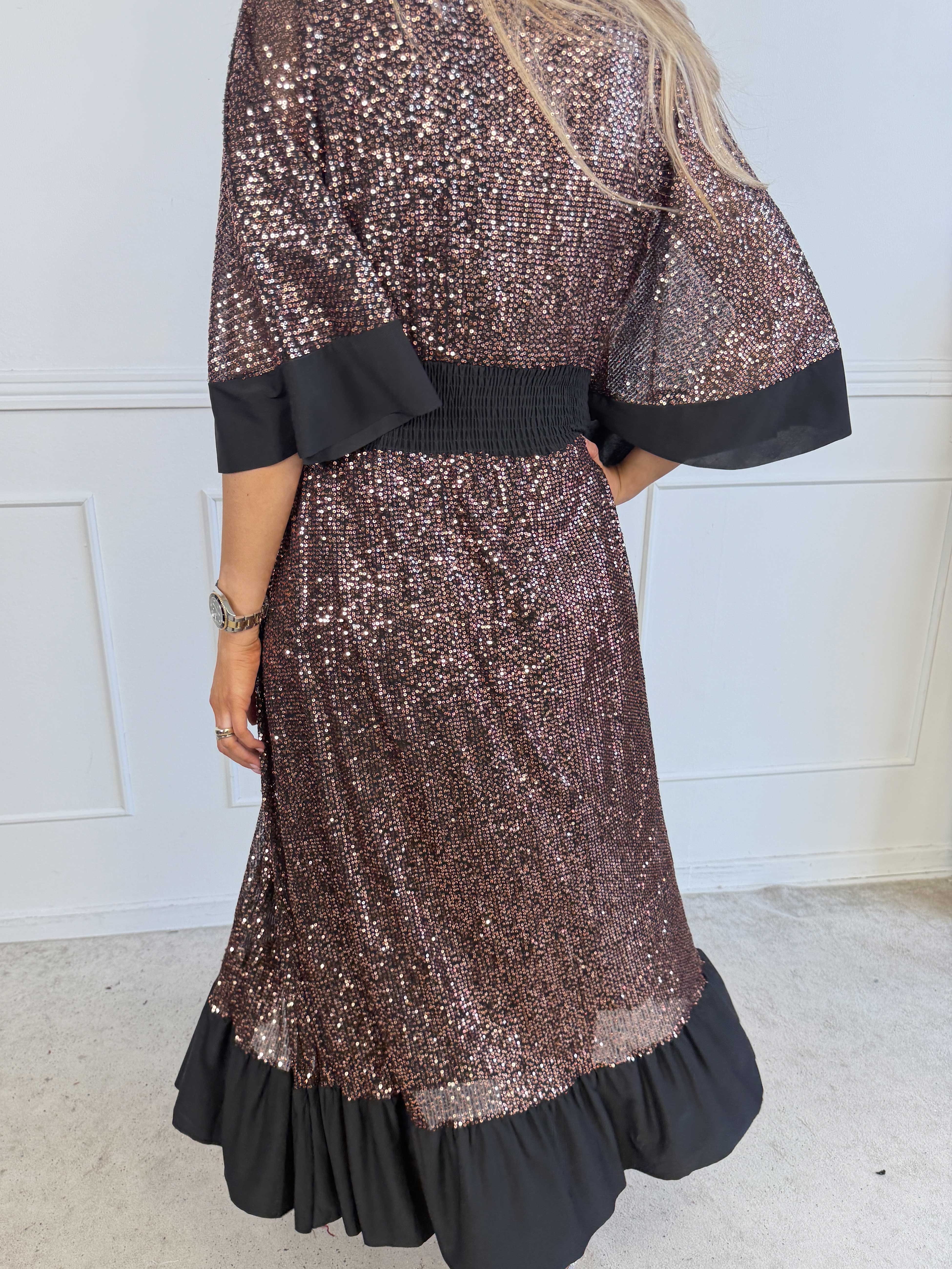Pamela Glitter - Lang pailletkjole med flæser og smock