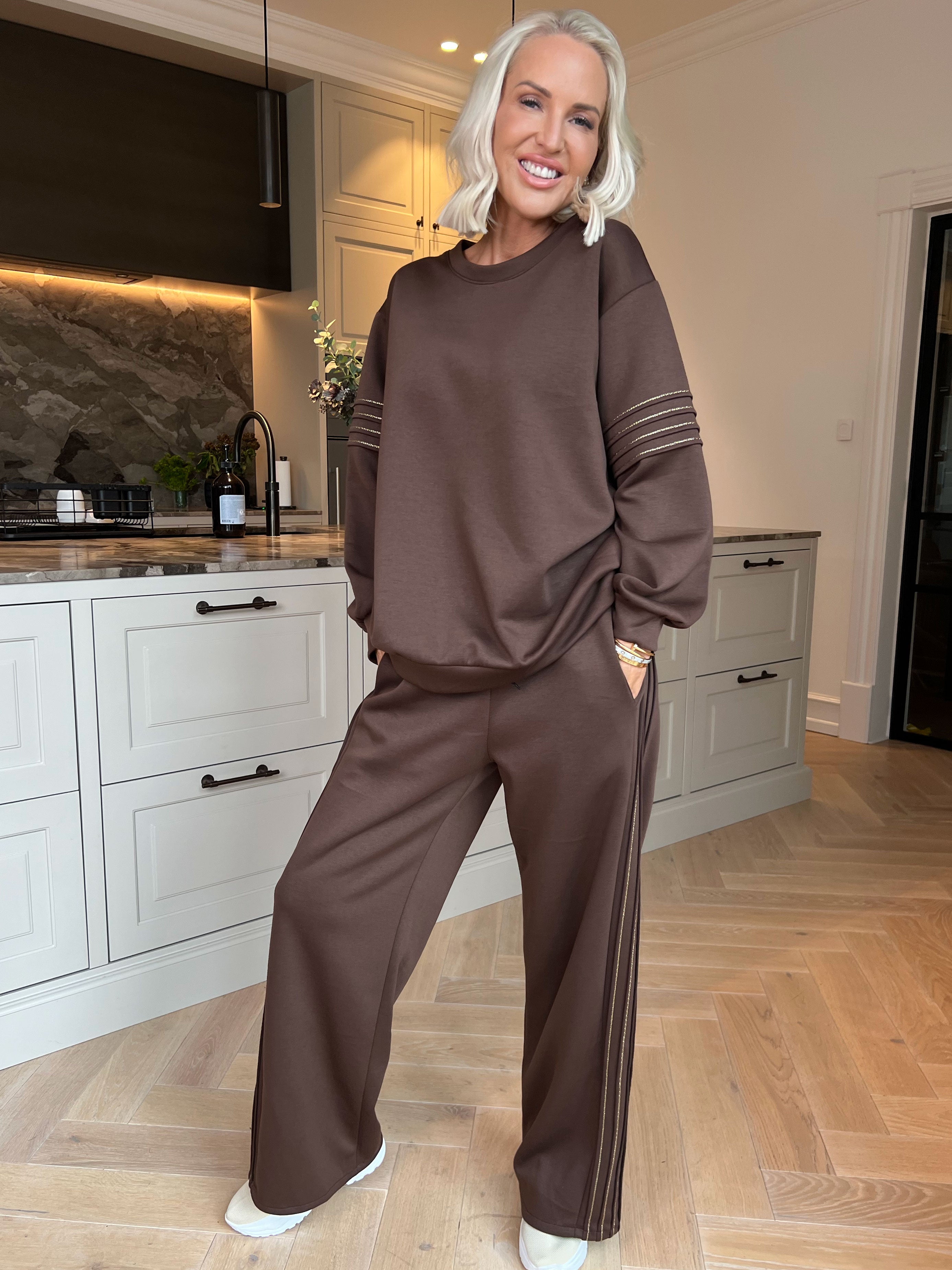 Dream - Blødeste plus size joggingsæt i viskose med elegante gulddetaljer