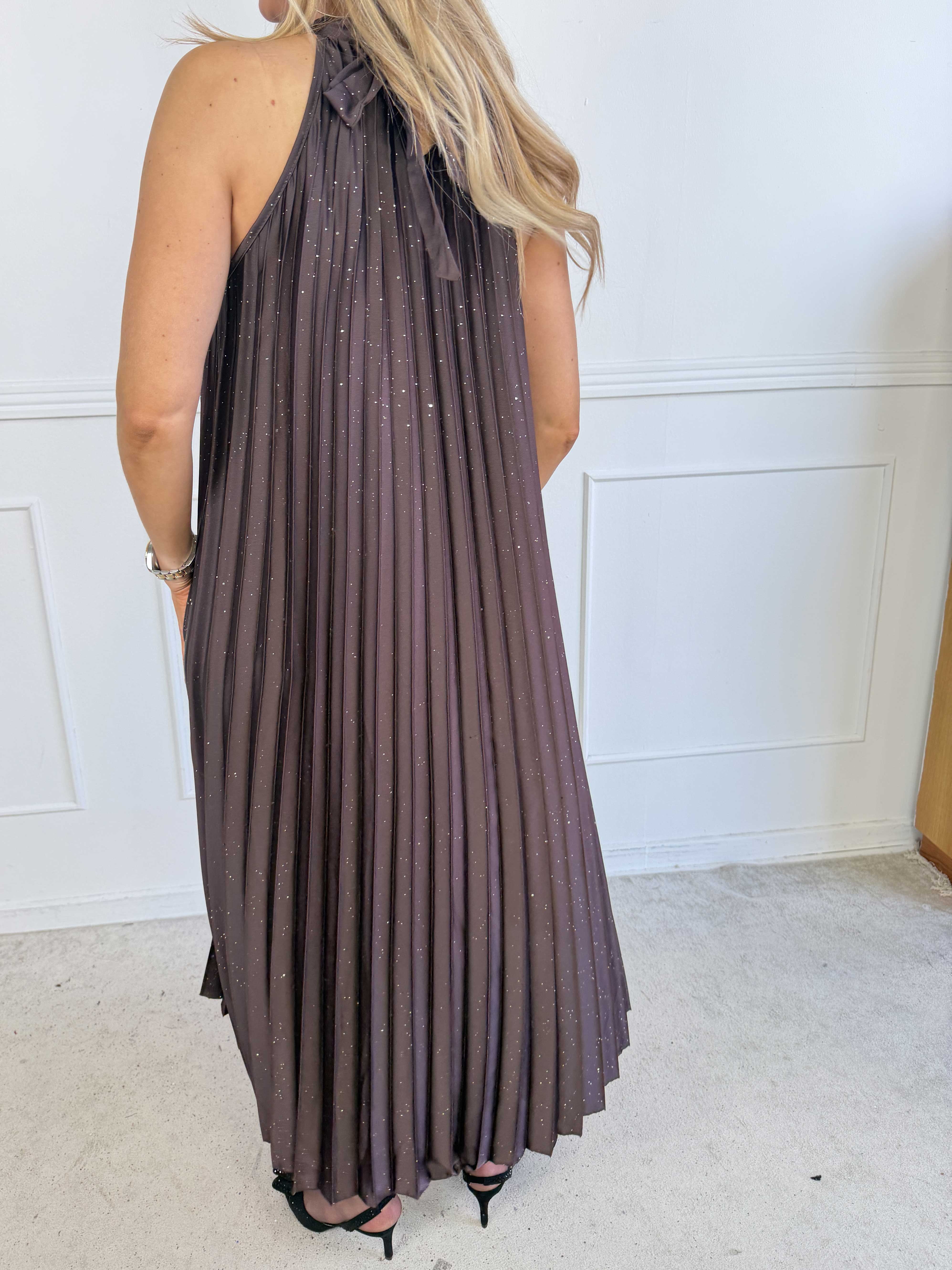 Madison Glitter - Lang plisseret plus size kjole med fine glimmerdetaljer og sløjfe i nakken
