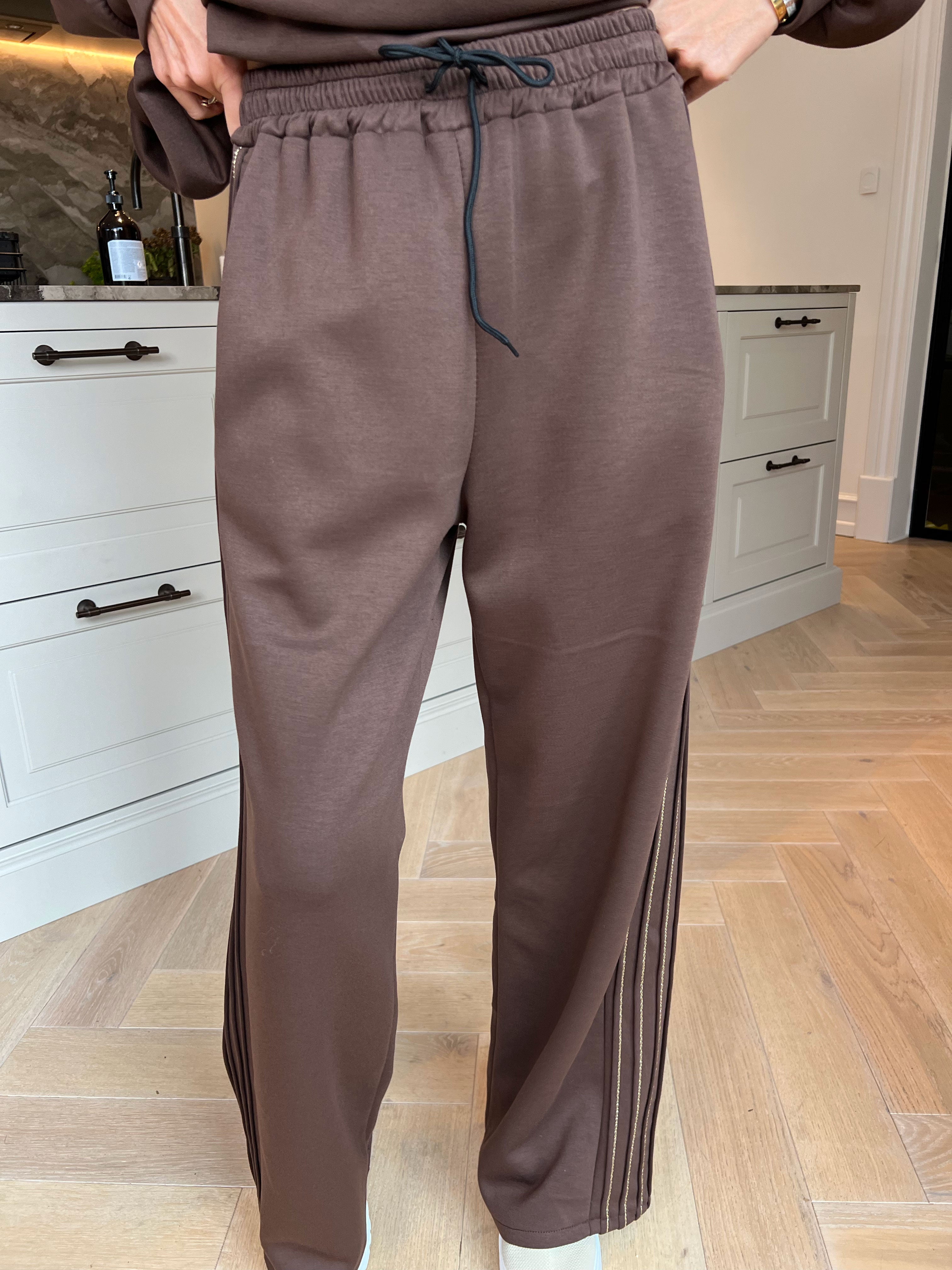 Dream - Blødeste joggingsæt i viskose med elegante gulddetaljer