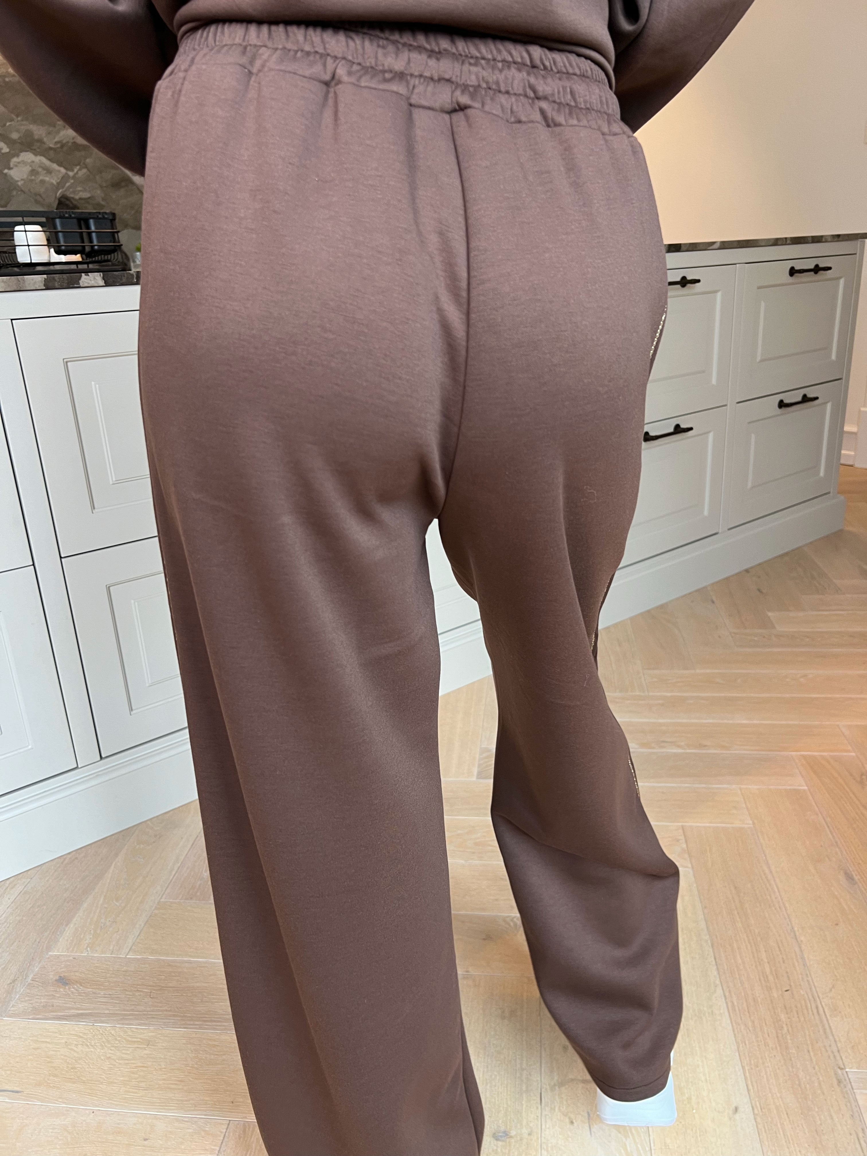 Dream - Blødeste joggingsæt i viskose med elegante gulddetaljer