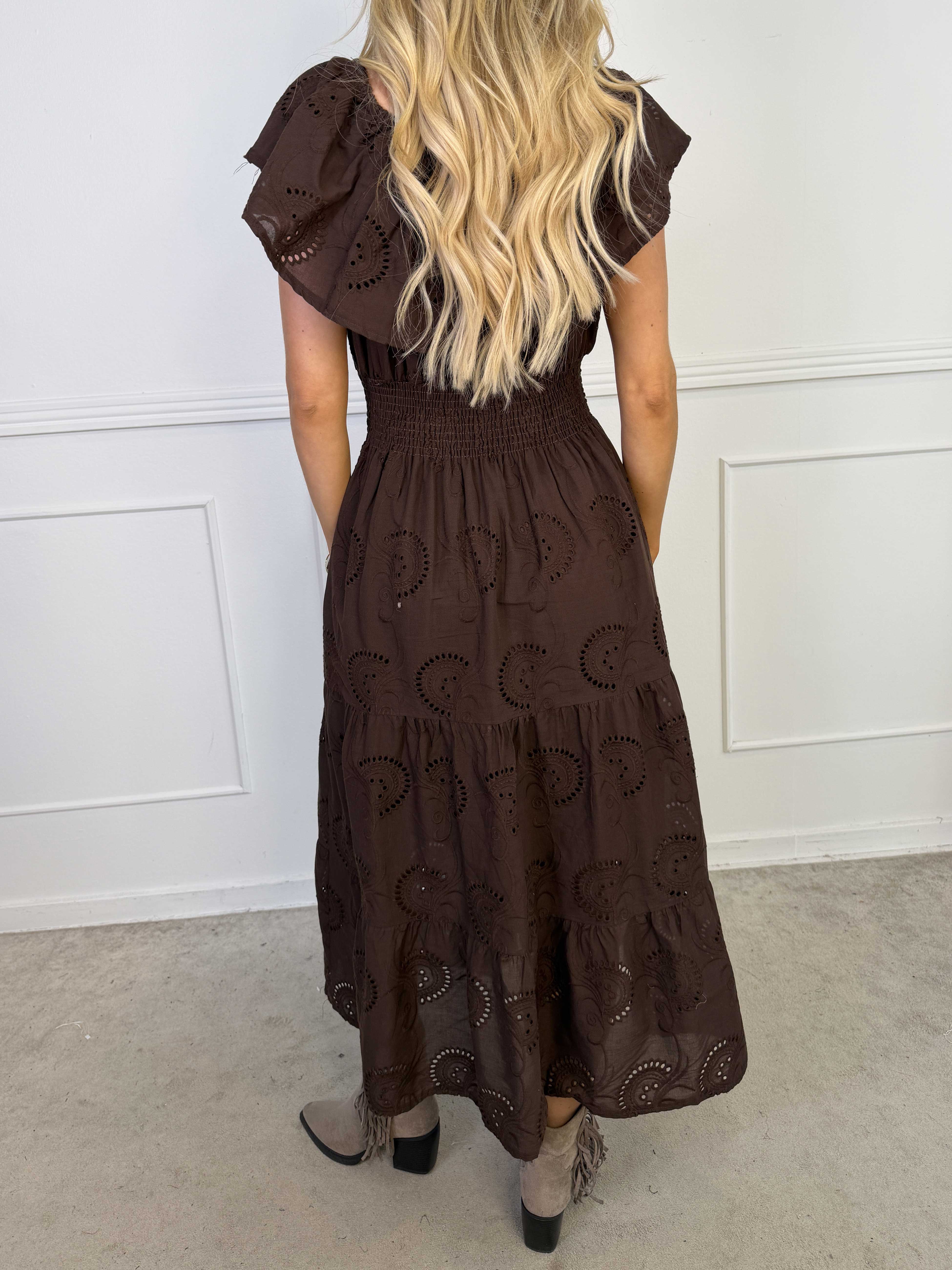 Angelina Broderie - Lang plus size viskosekjole i broderie anglaise