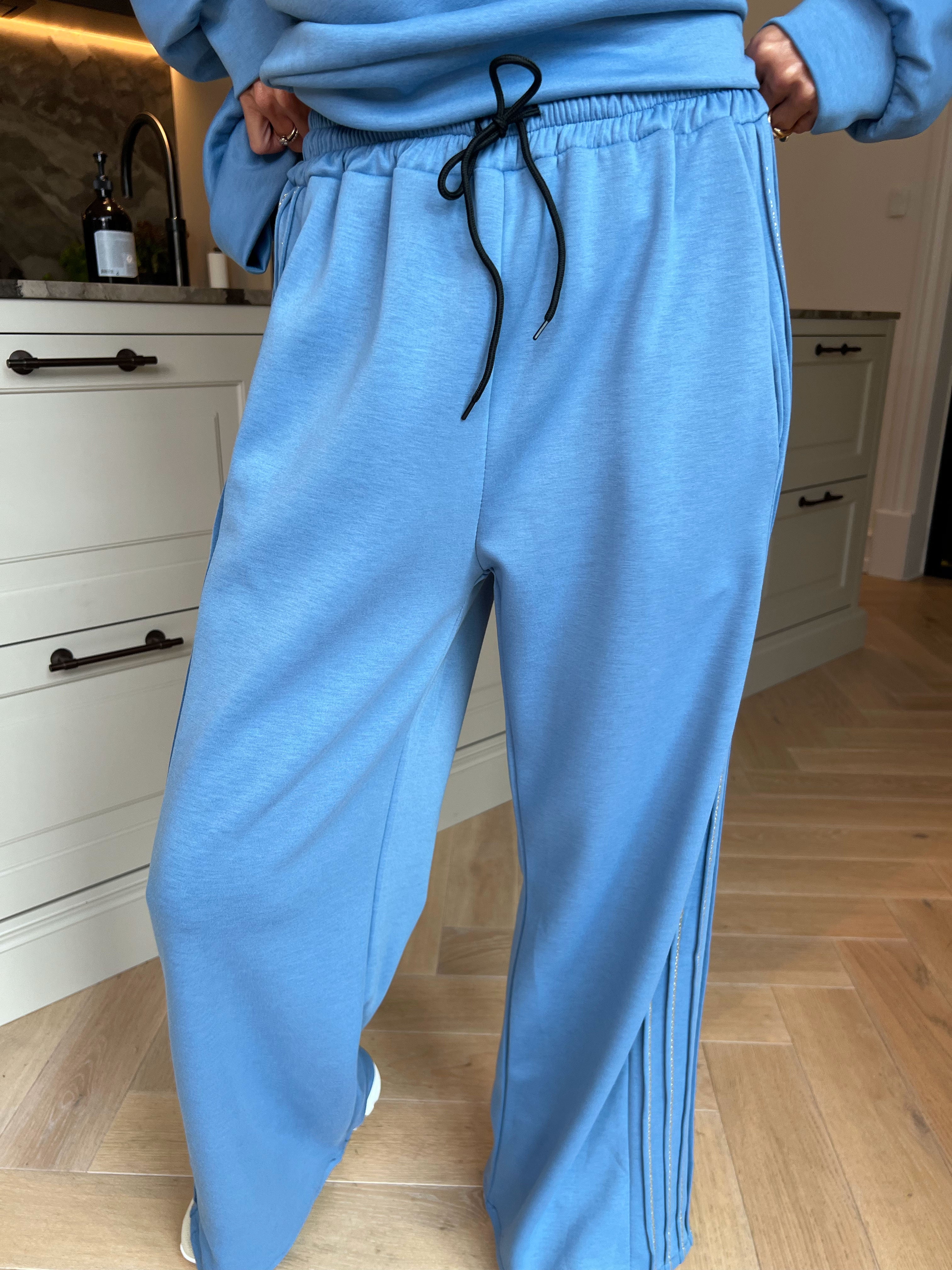Dream - Blødeste joggingsæt i viskose med elegante gulddetaljer