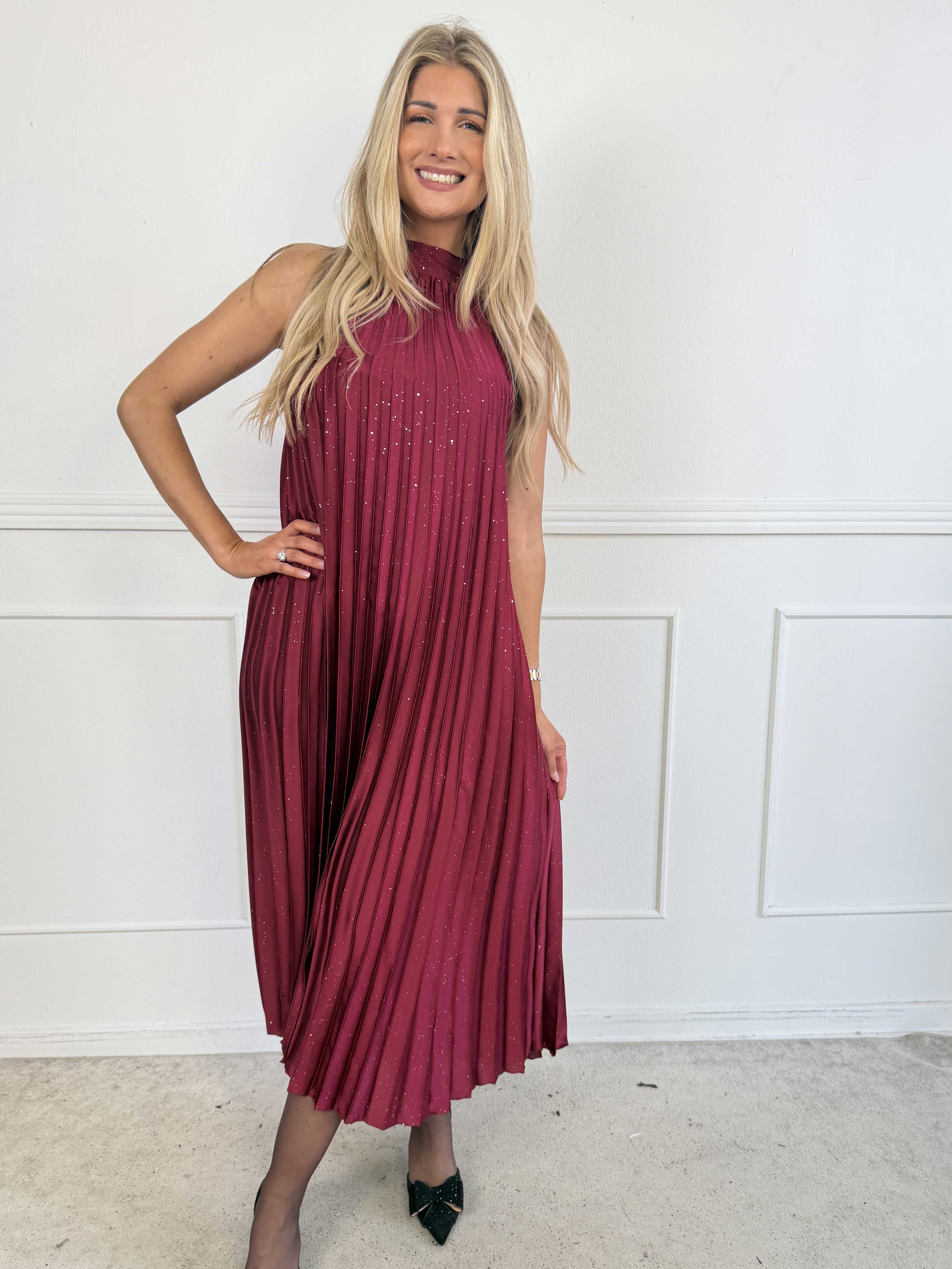 Madison Glitter - Lang plisseret plus size kjole med fine glimmerdetaljer og sløjfe i nakken