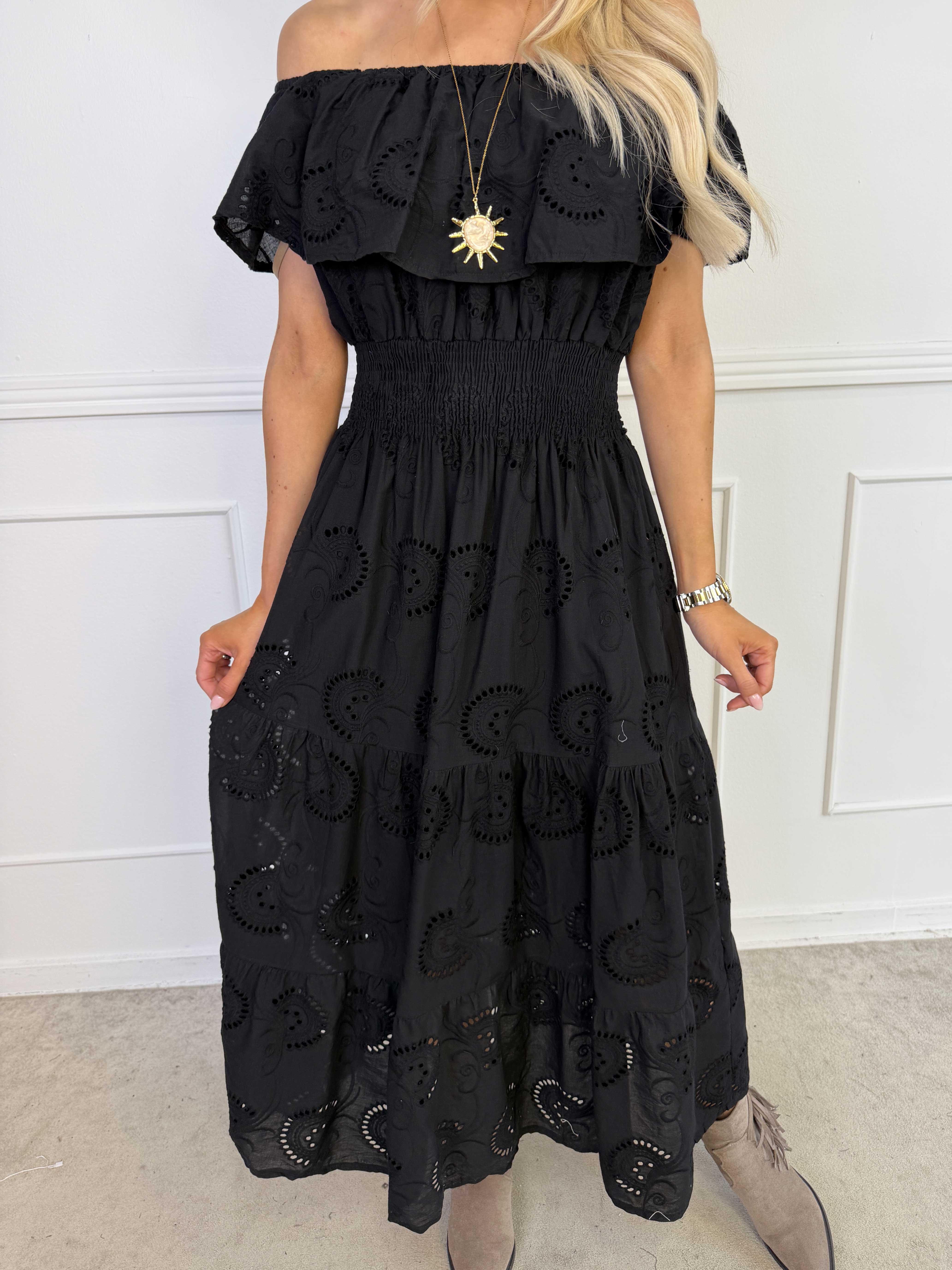 Angelina Broderie - Lang plus size viskosekjole i broderie anglaise