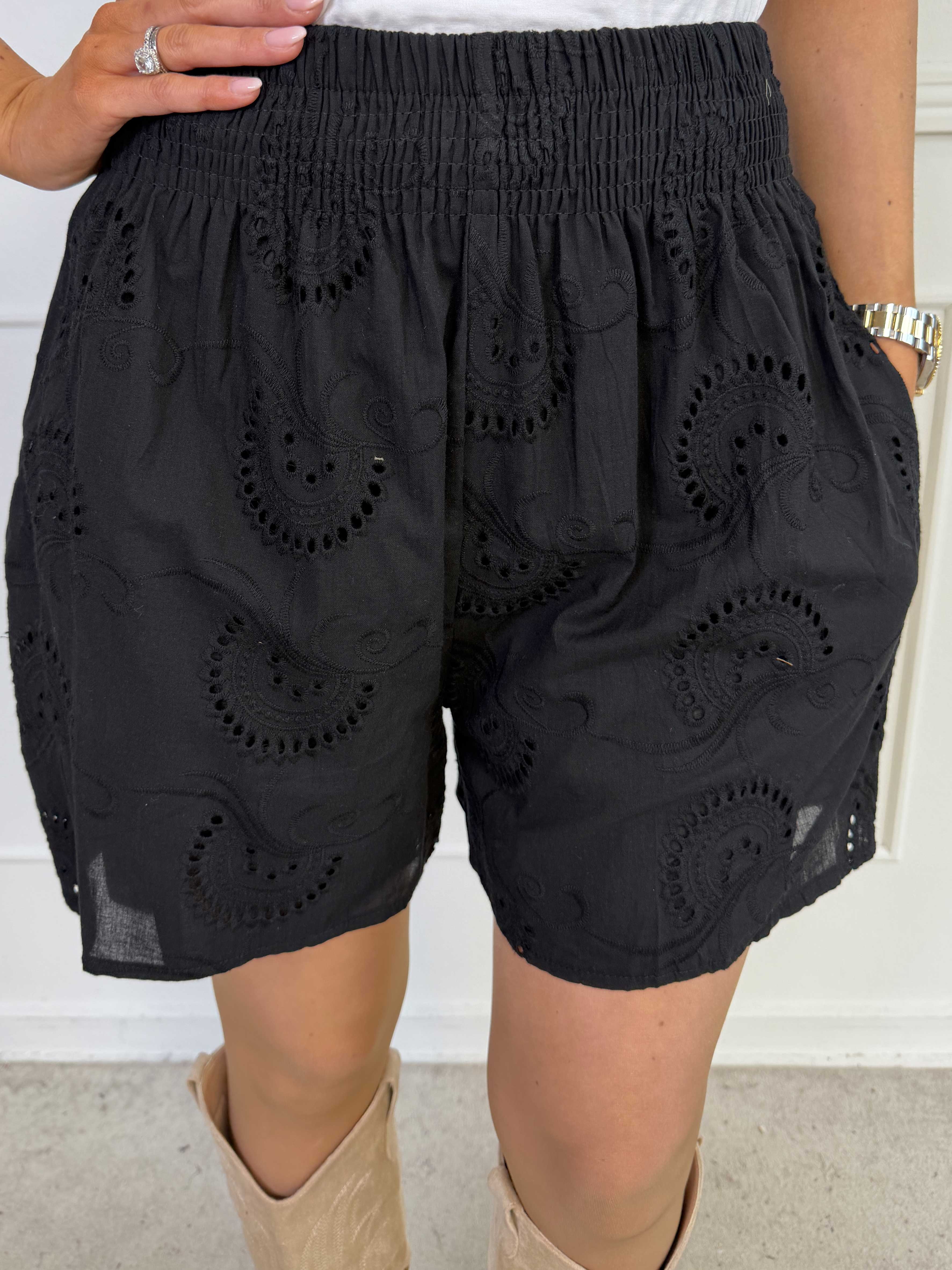 Pams Broderie Shorts - Højtaljede plus size shorts i broderie anglaise