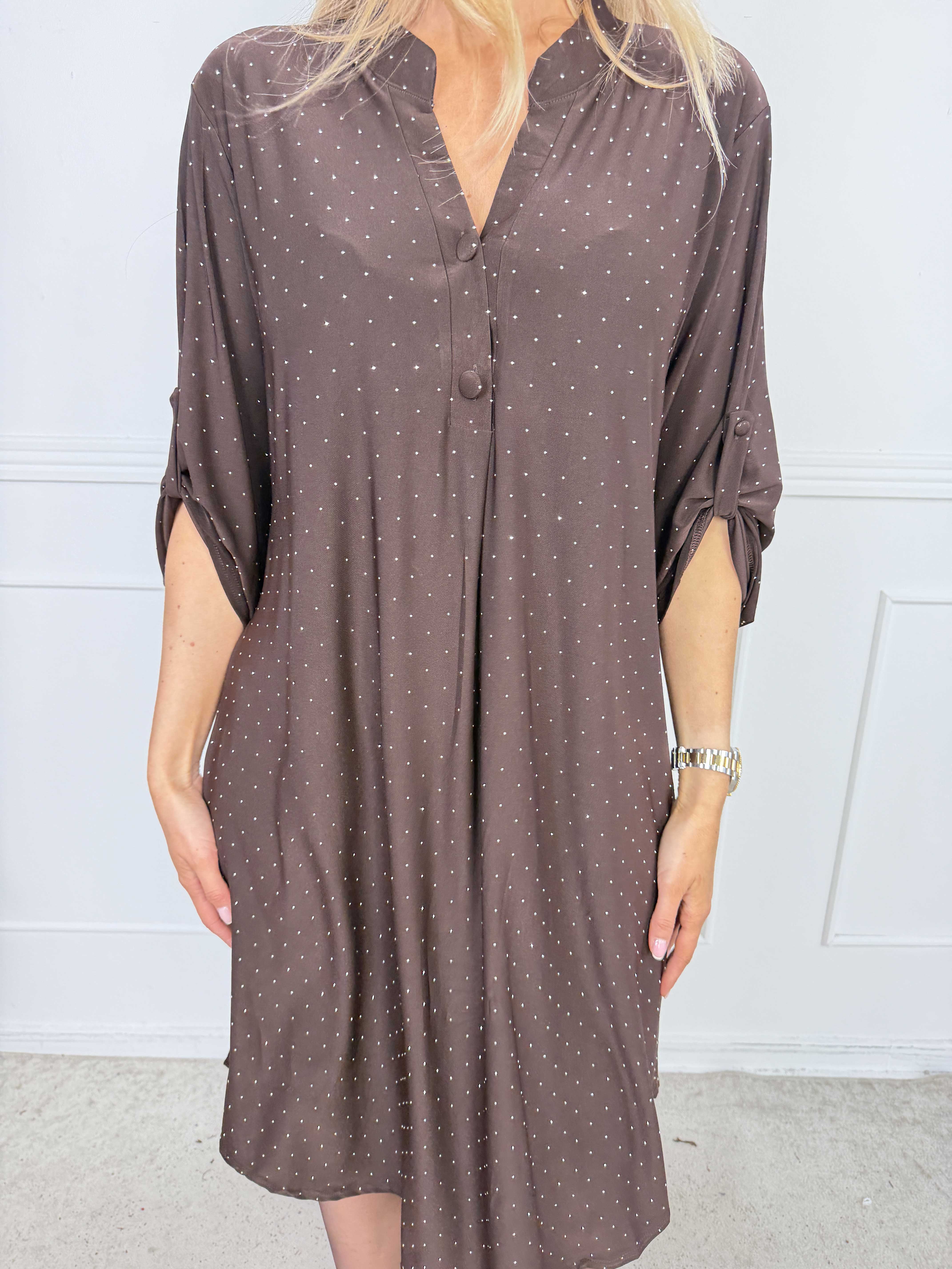 Ebba Crystal - Plus size kjole med similisten og knapper ved udskæringen, der giver et elegant look