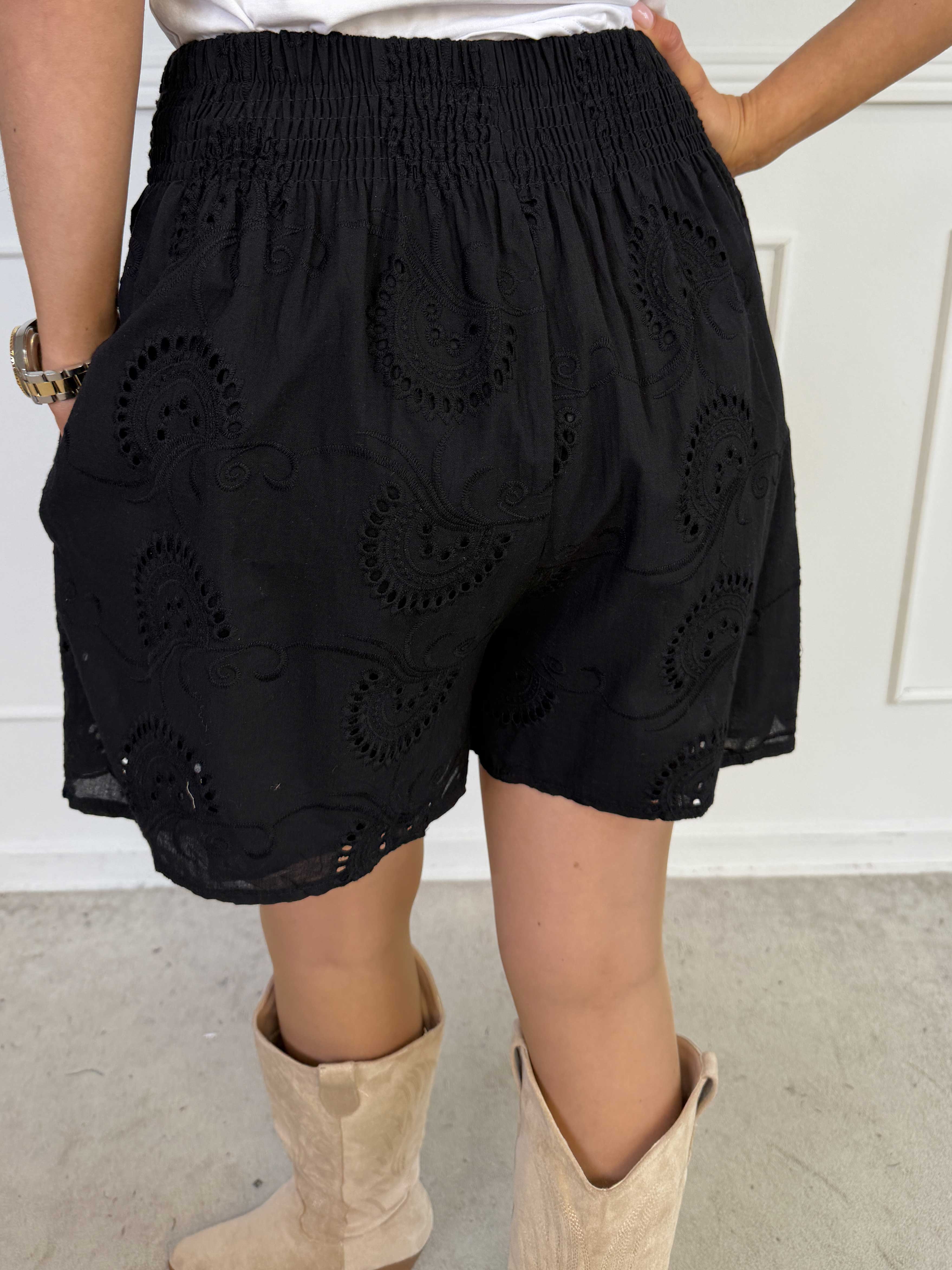 Pams Broderie Shorts - Højtaljede plus size shorts i broderie anglaise