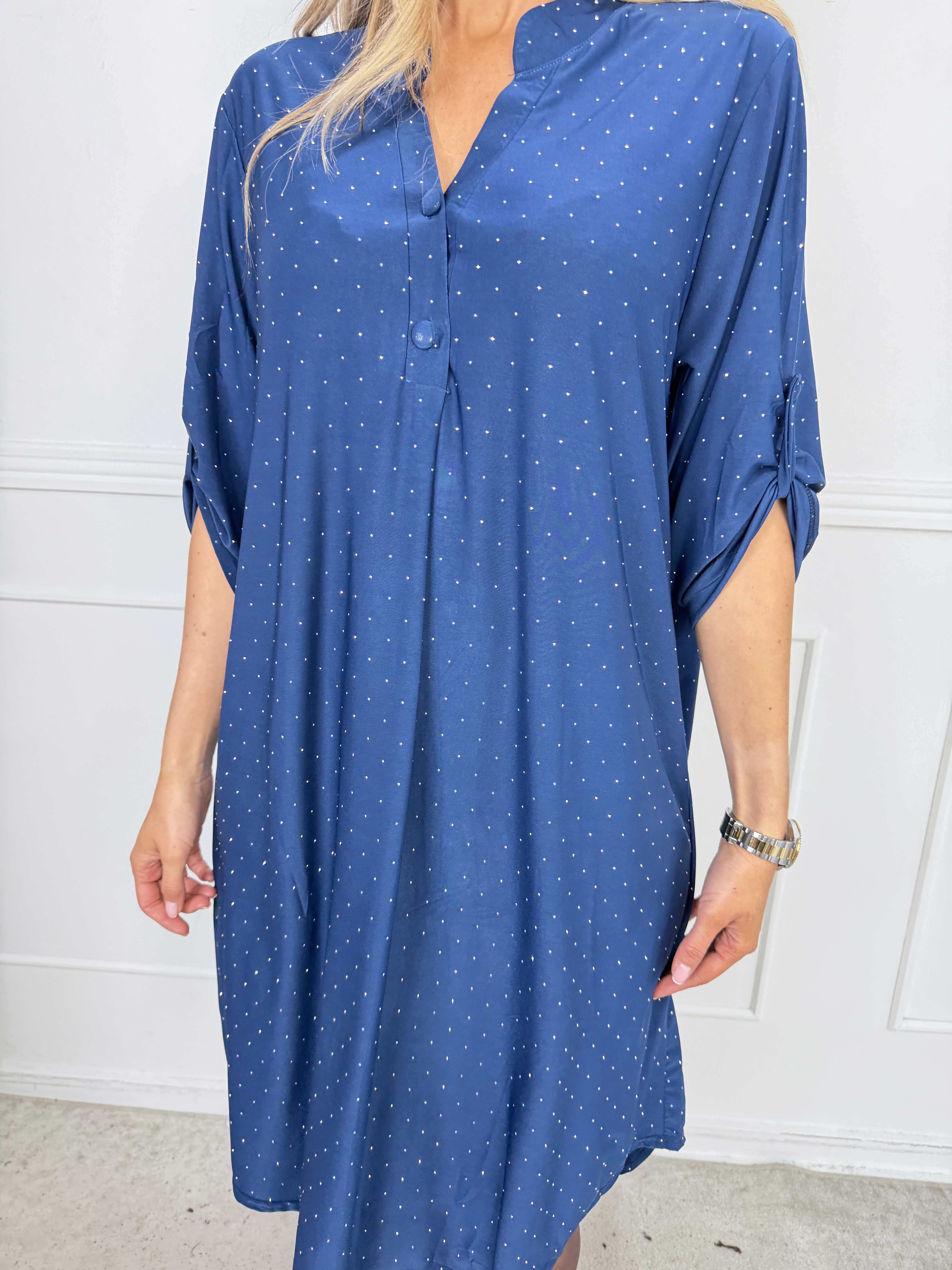 Ebba Crystal - Kjole med similisten og knapper ved udskæringen, der giver et elegant look