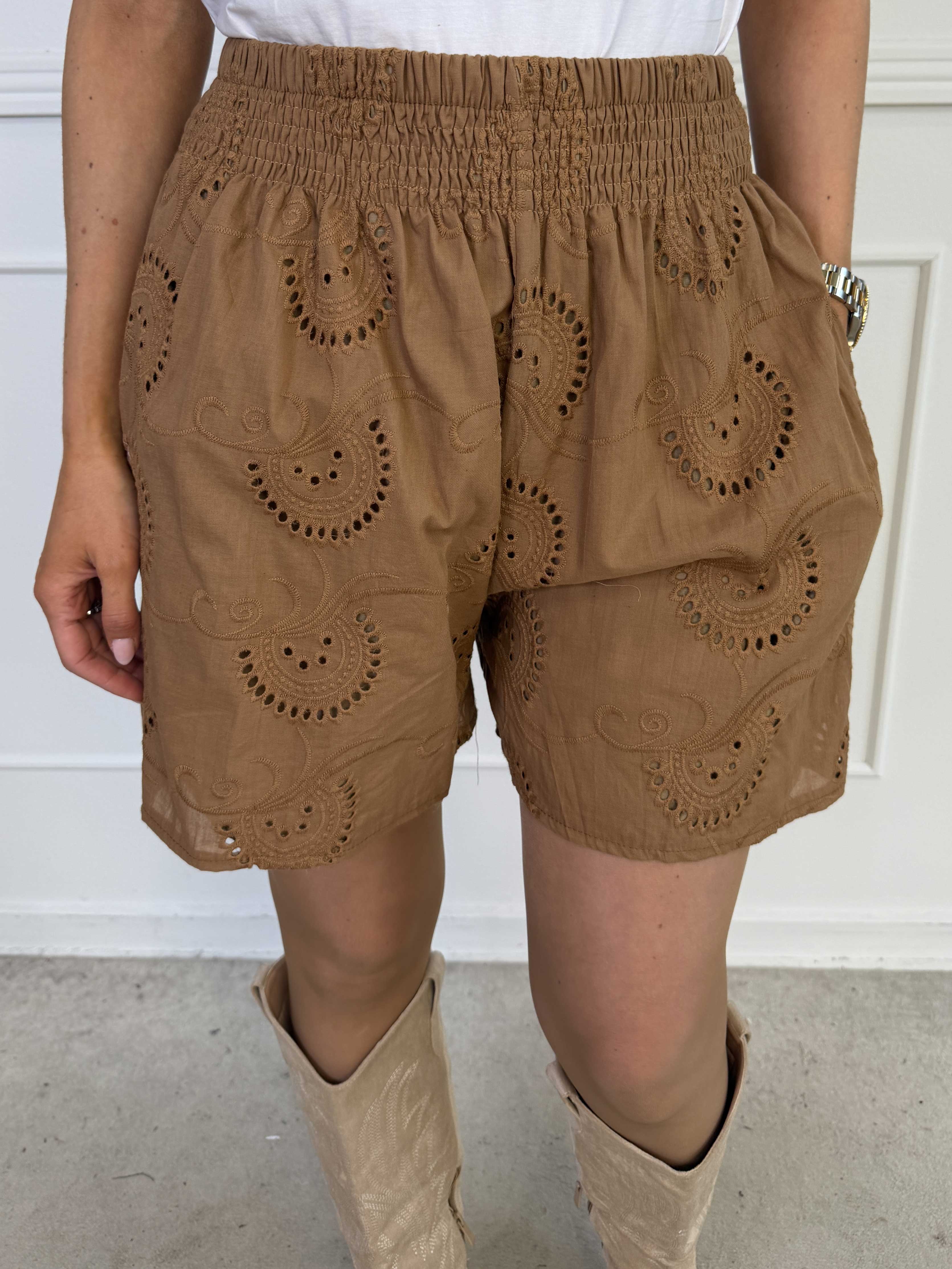 Pams Broderie Shorts - Højtaljede shorts i broderie anglaise