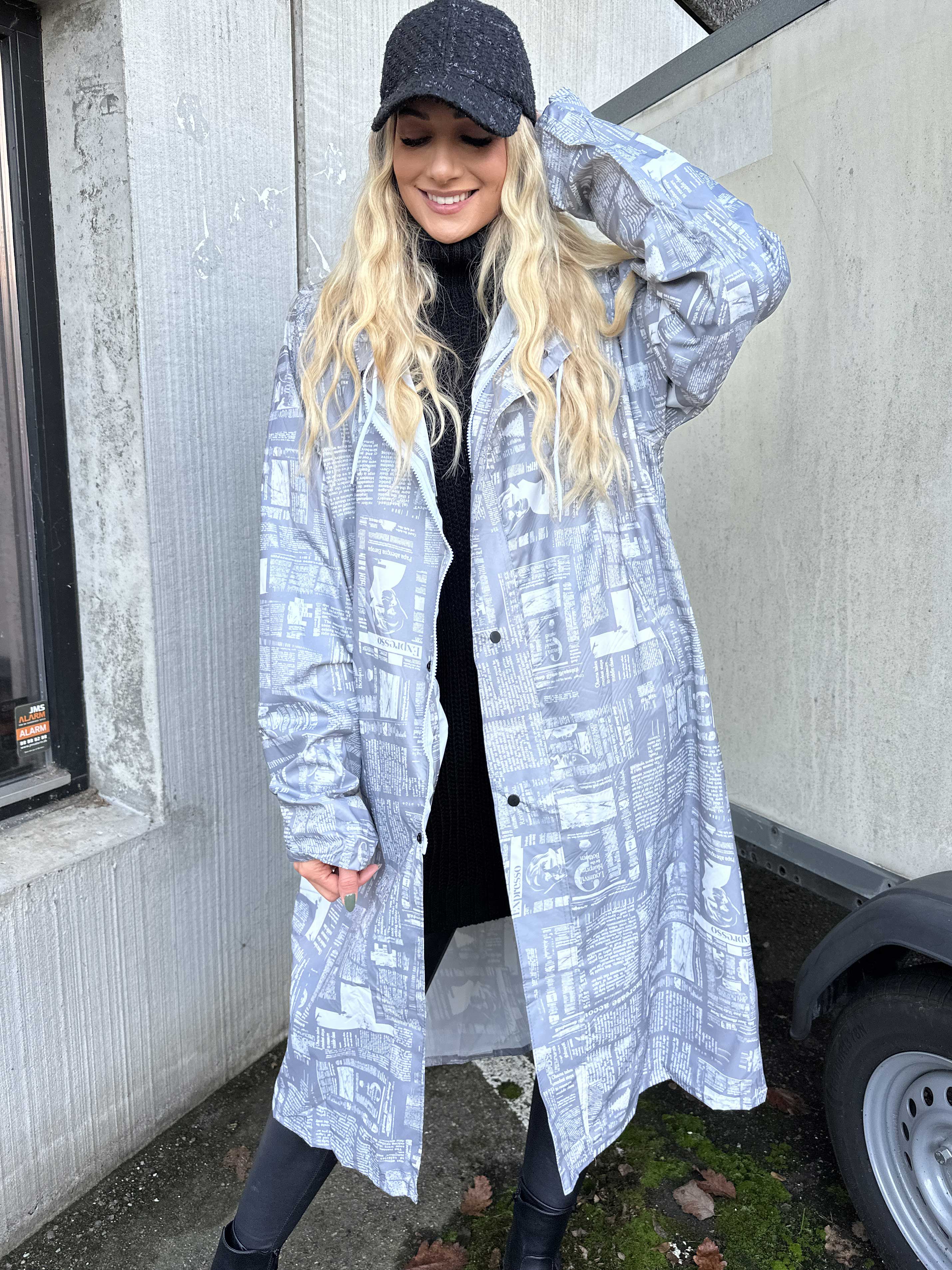 Reina Print - Regnjakke med avisprint