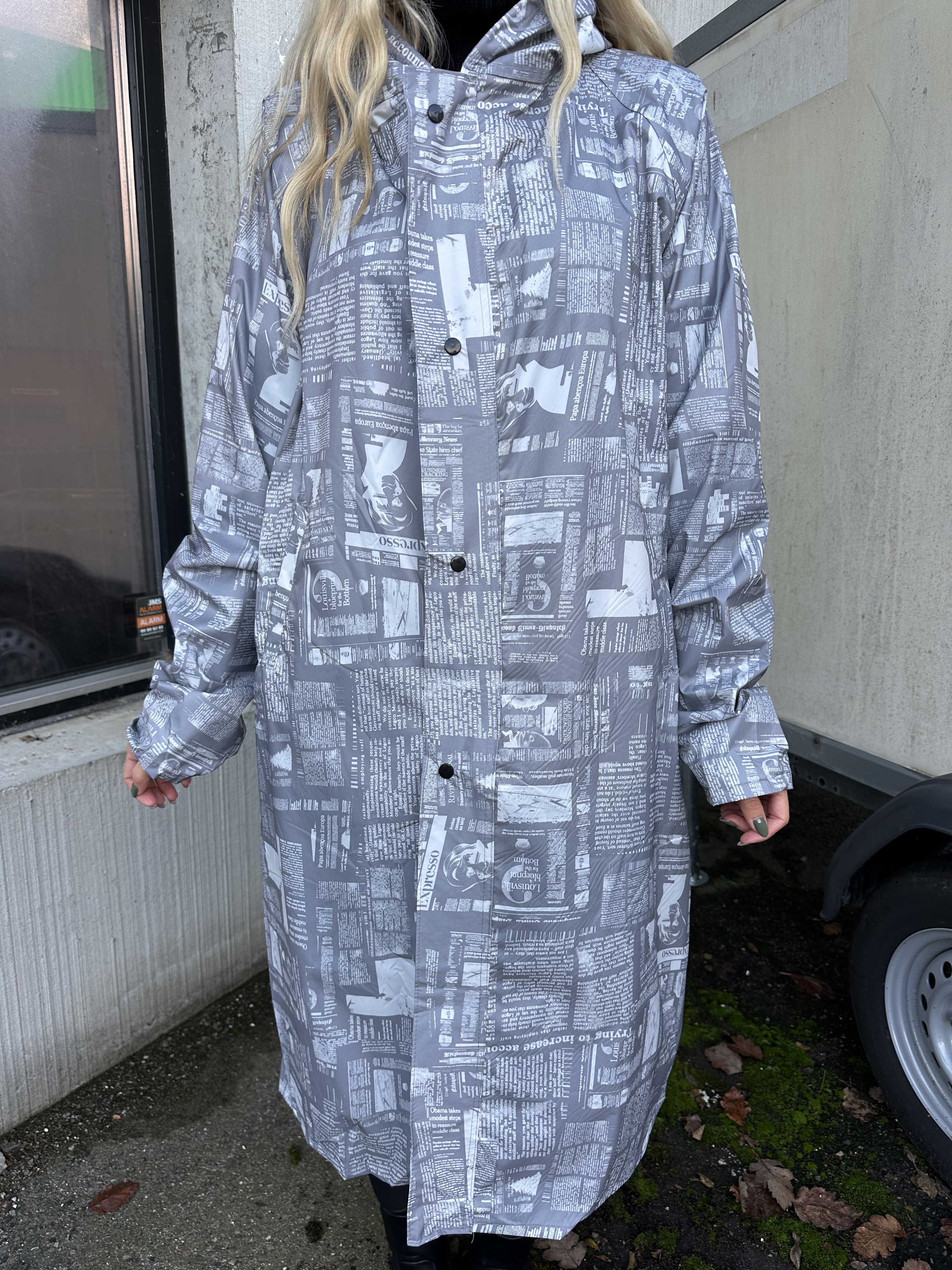 Reina Print - Regnjakke med avisprint