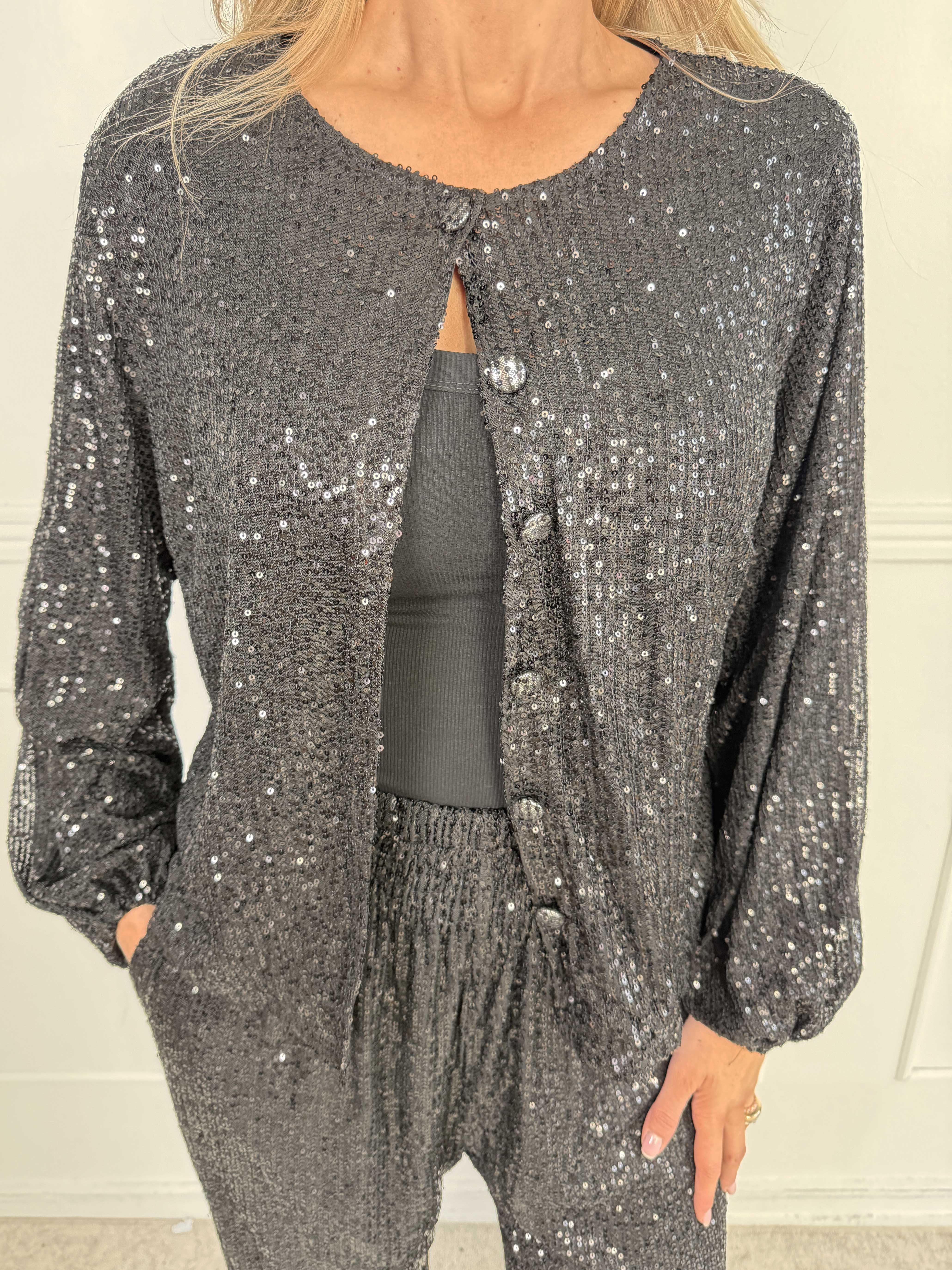 Paige - Plus size pailletcardigan med flotte slåede knapper