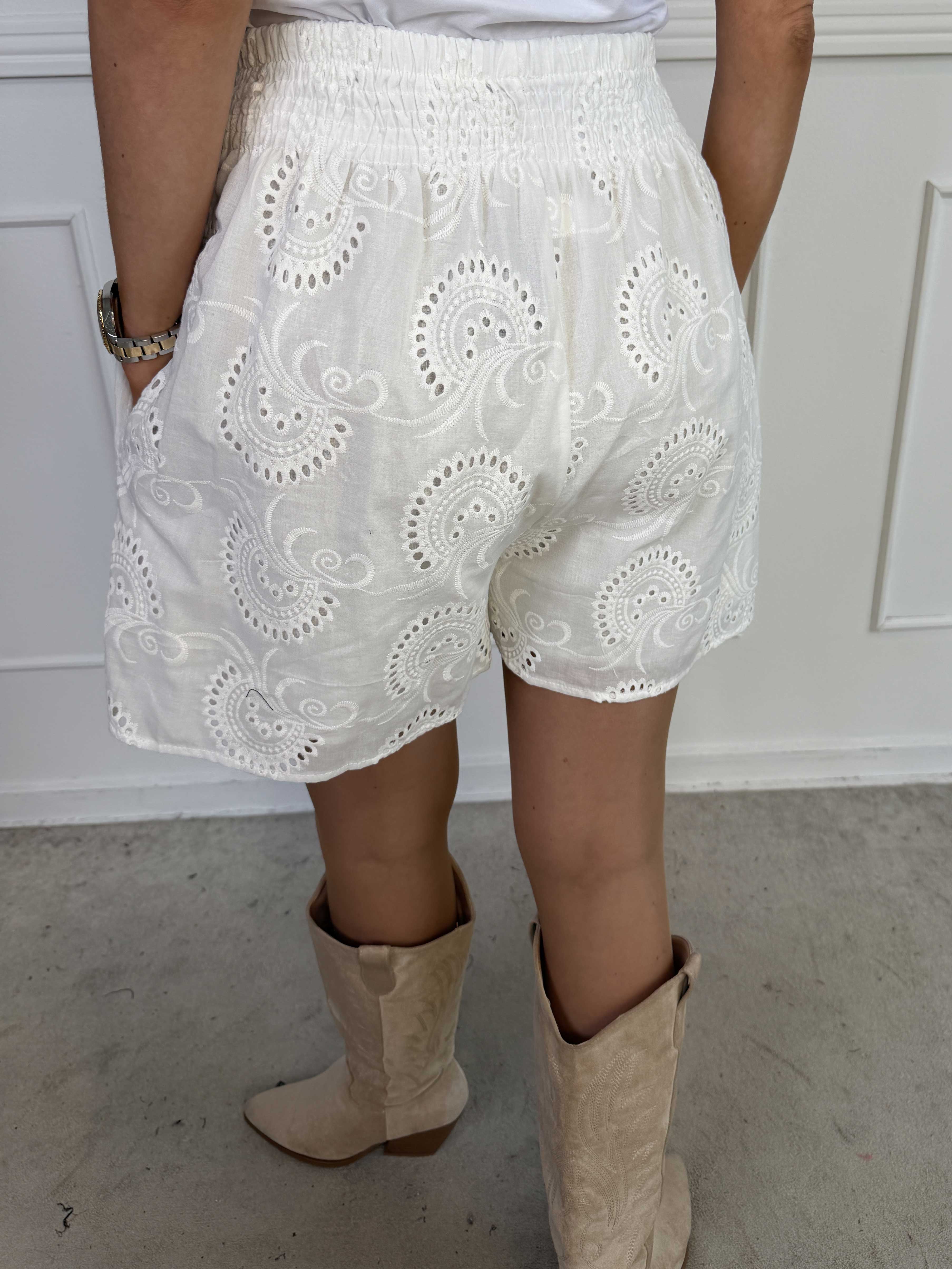 Pams Broderie Shorts - Højtaljede plus size shorts i broderie anglaise