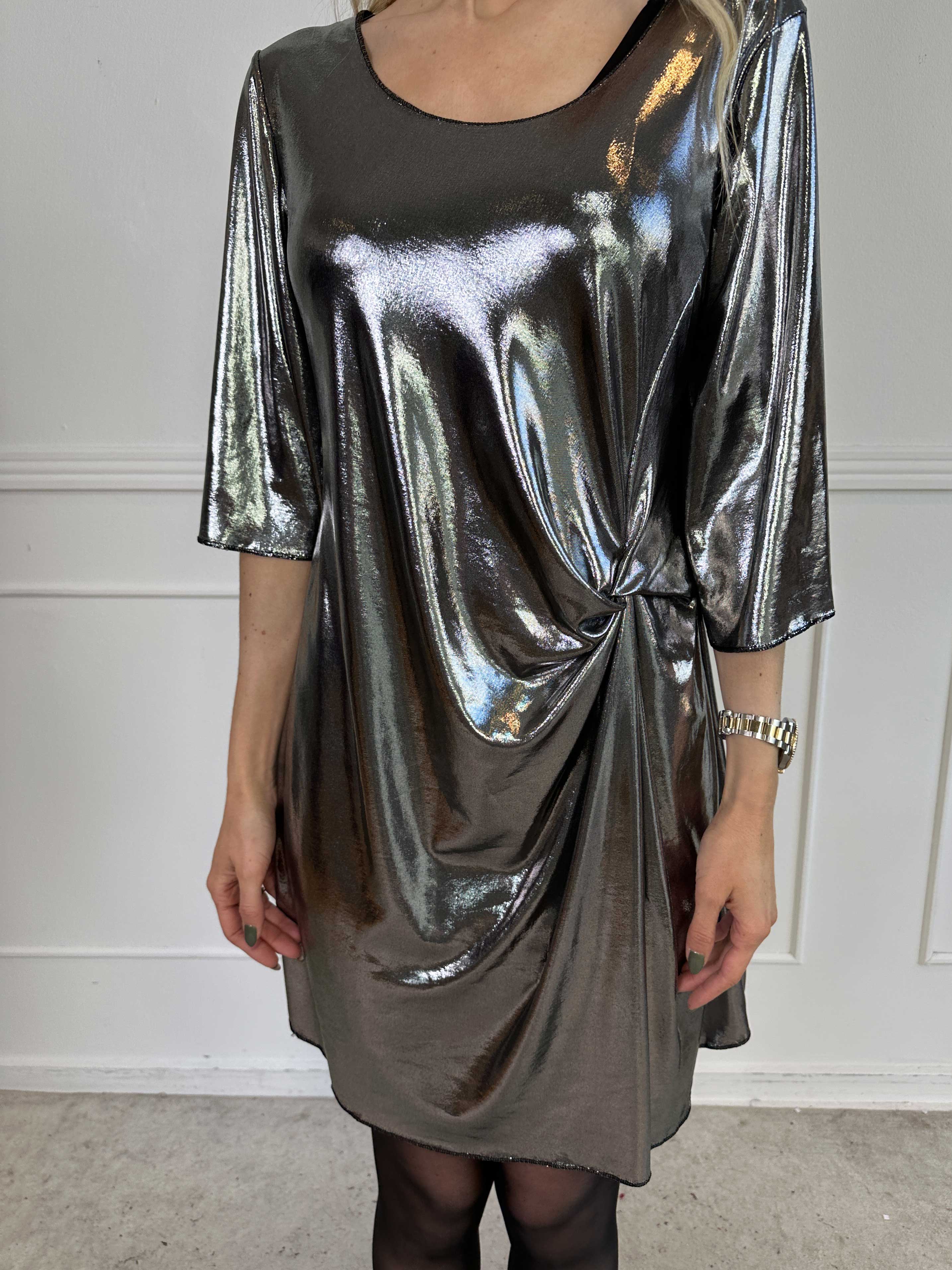 Roxy - Kjole i shiny materiale med elegant knudedetalje