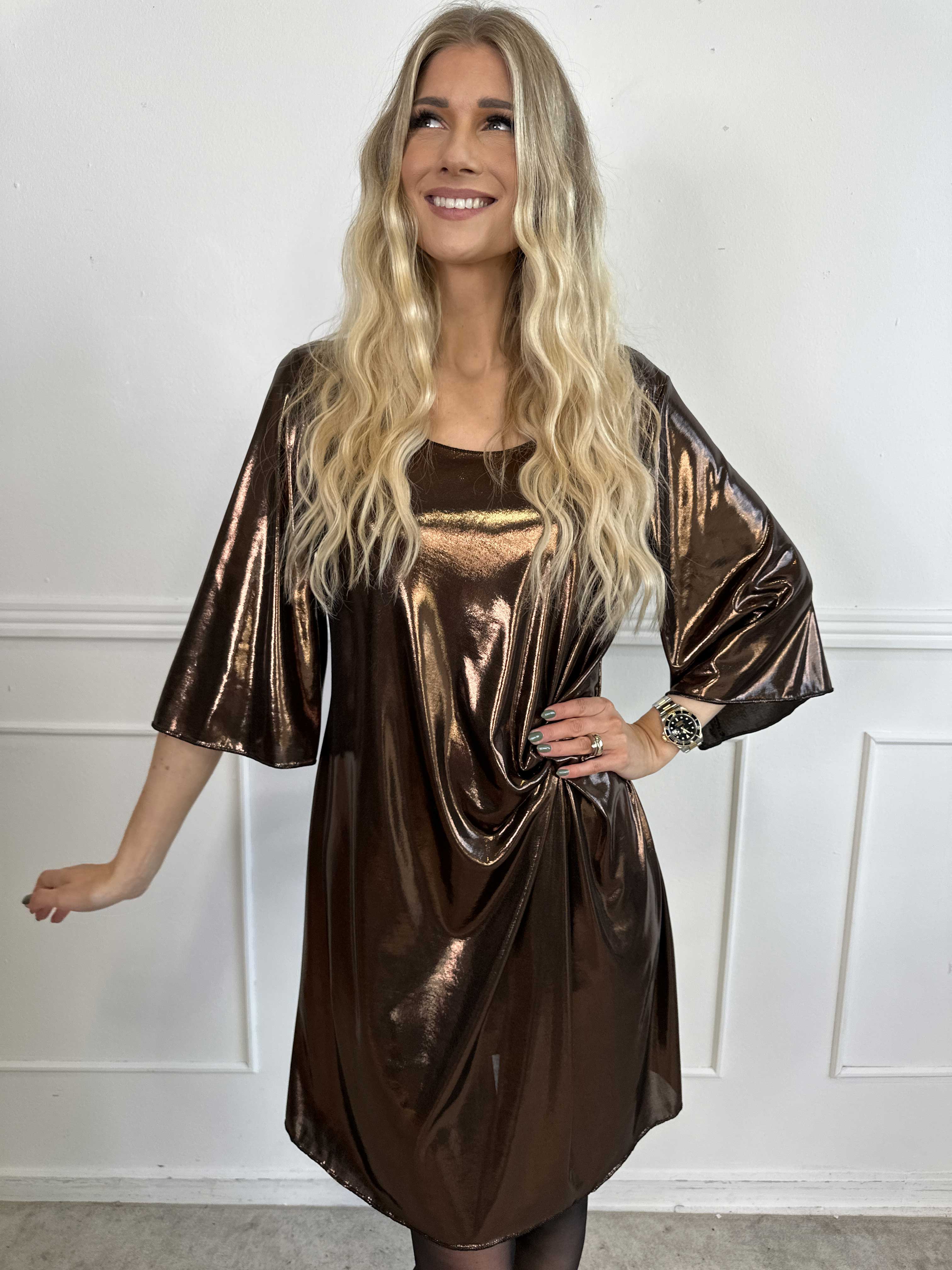 Roxy - Kjole i shiny materiale med elegant knudedetalje