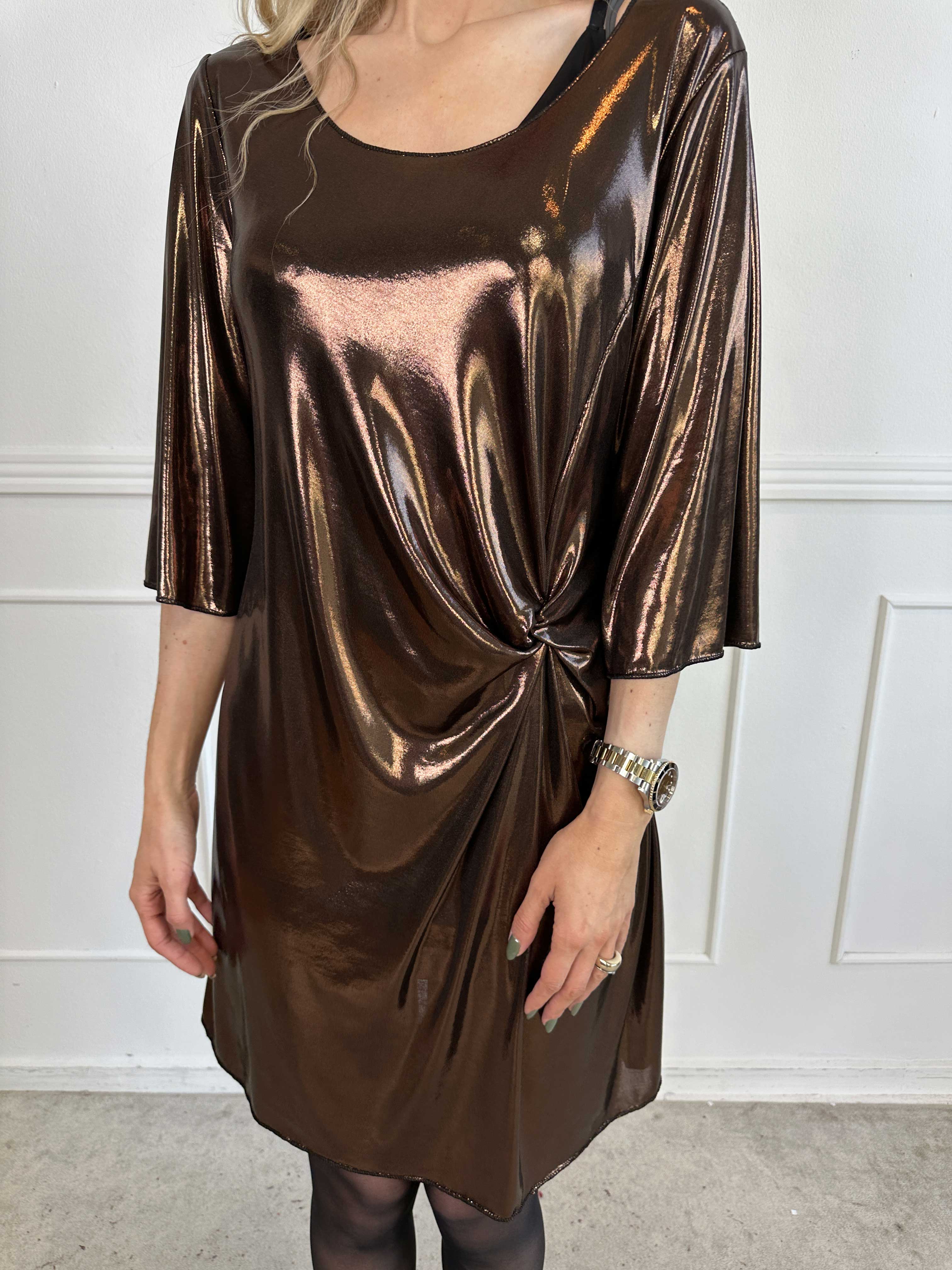 Roxy - Kjole i shiny materiale med elegant knudedetalje