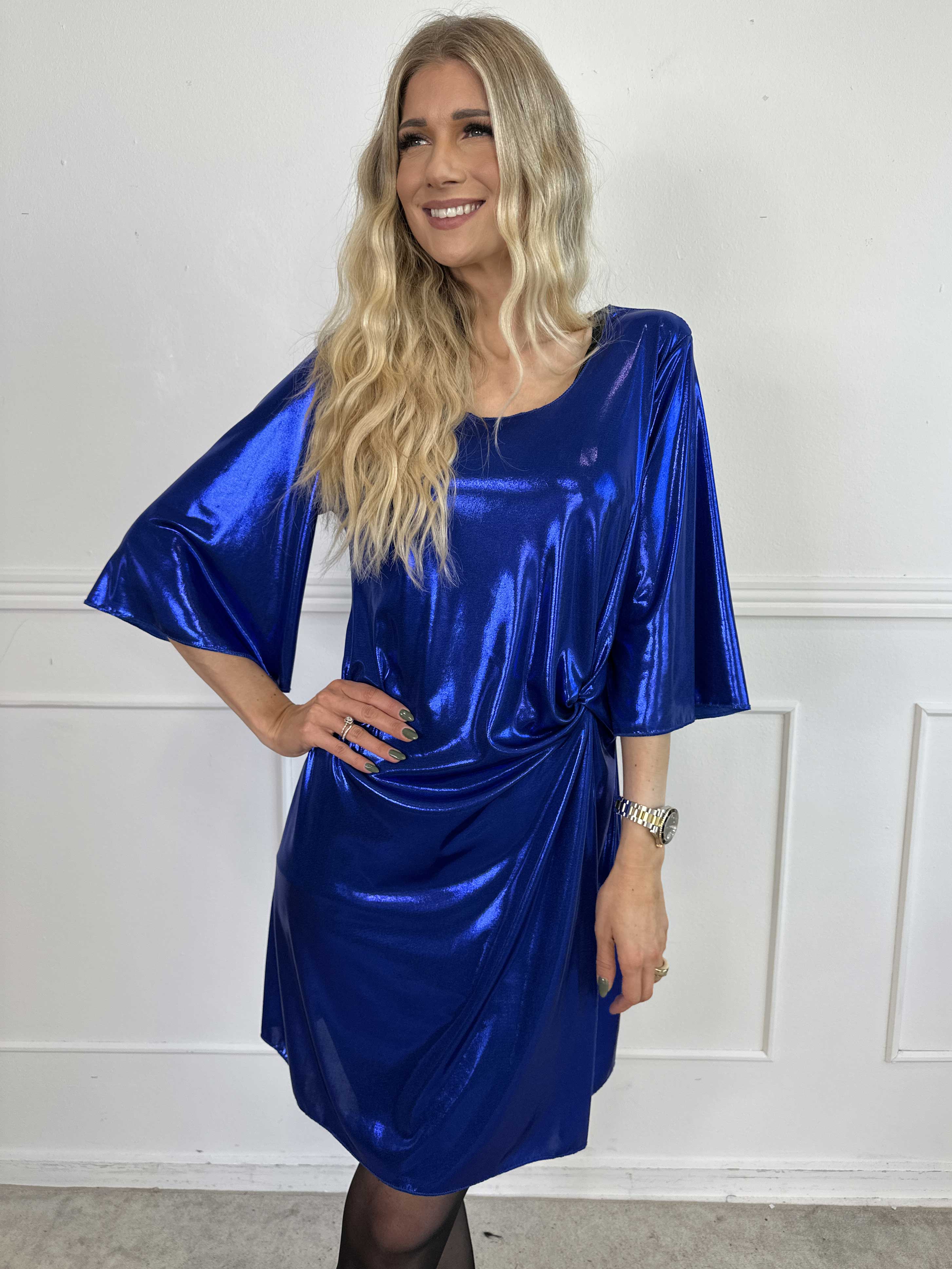 Roxy - Kjole i shiny materiale med elegant knudedetalje