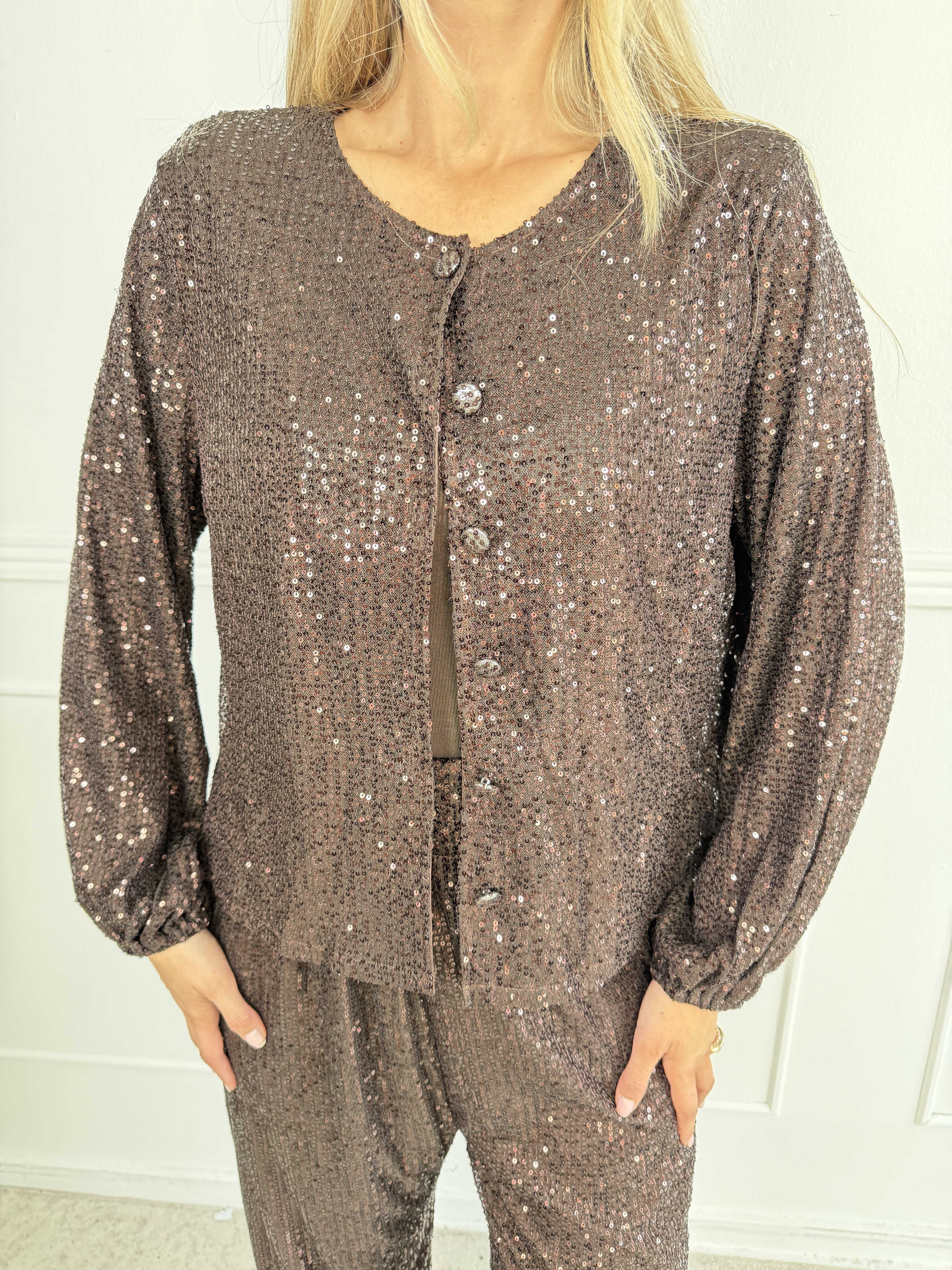 Paige - Plus size pailletcardigan med flotte slåede knapper