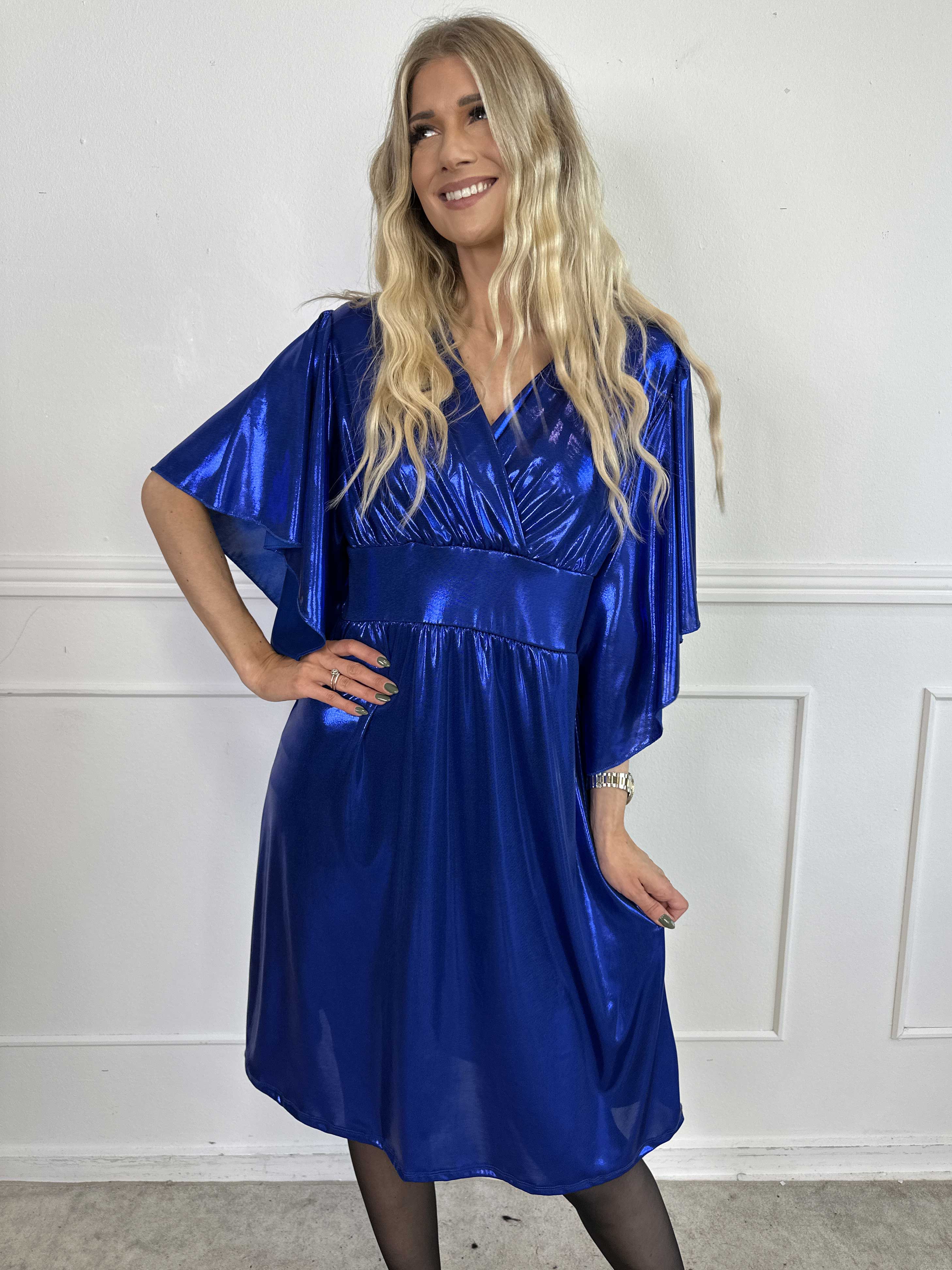 Safi - Elegant kjole shiny materiale med søde ærmer