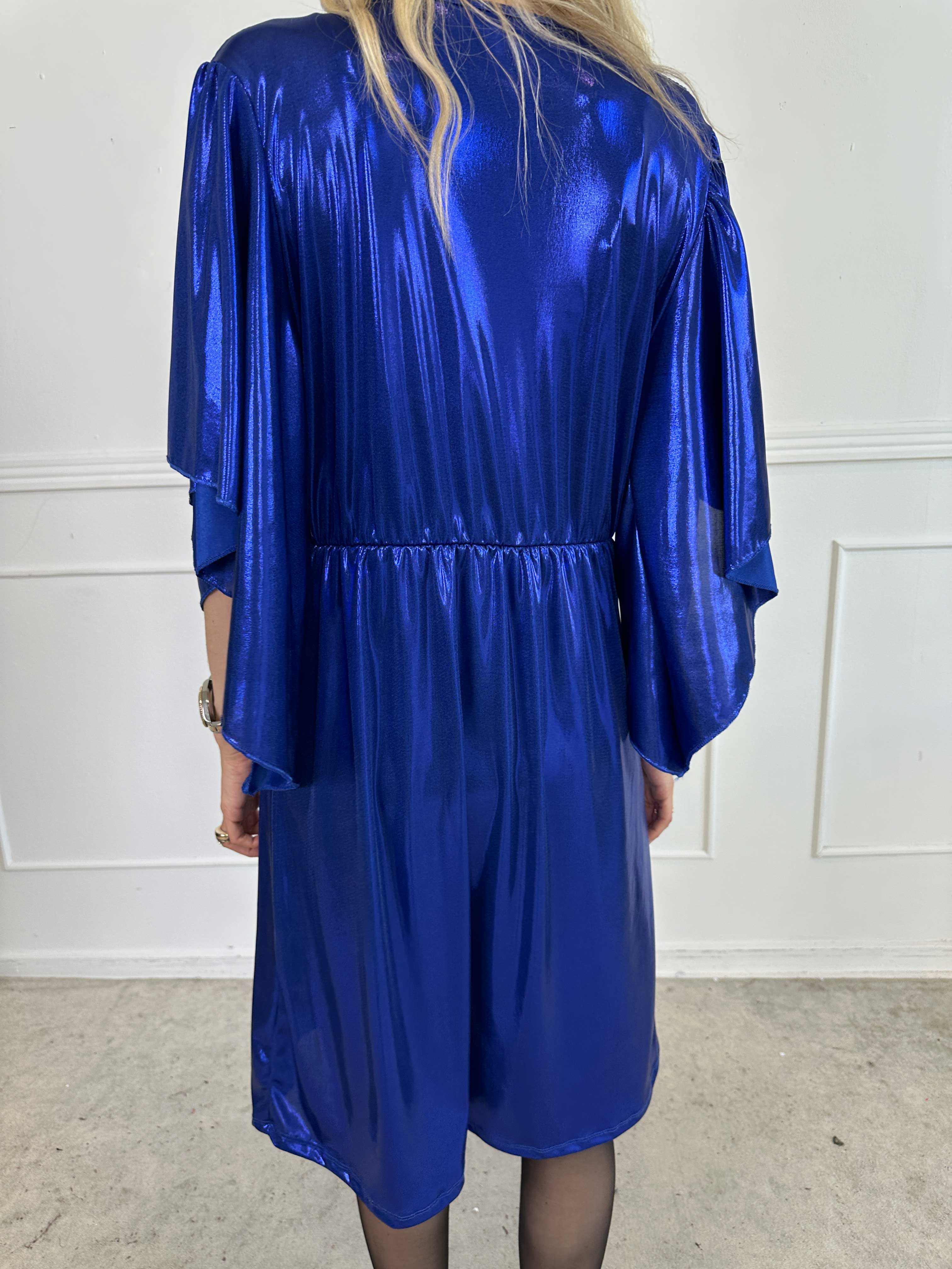 Safi - Elegant kjole shiny materiale med søde ærmer