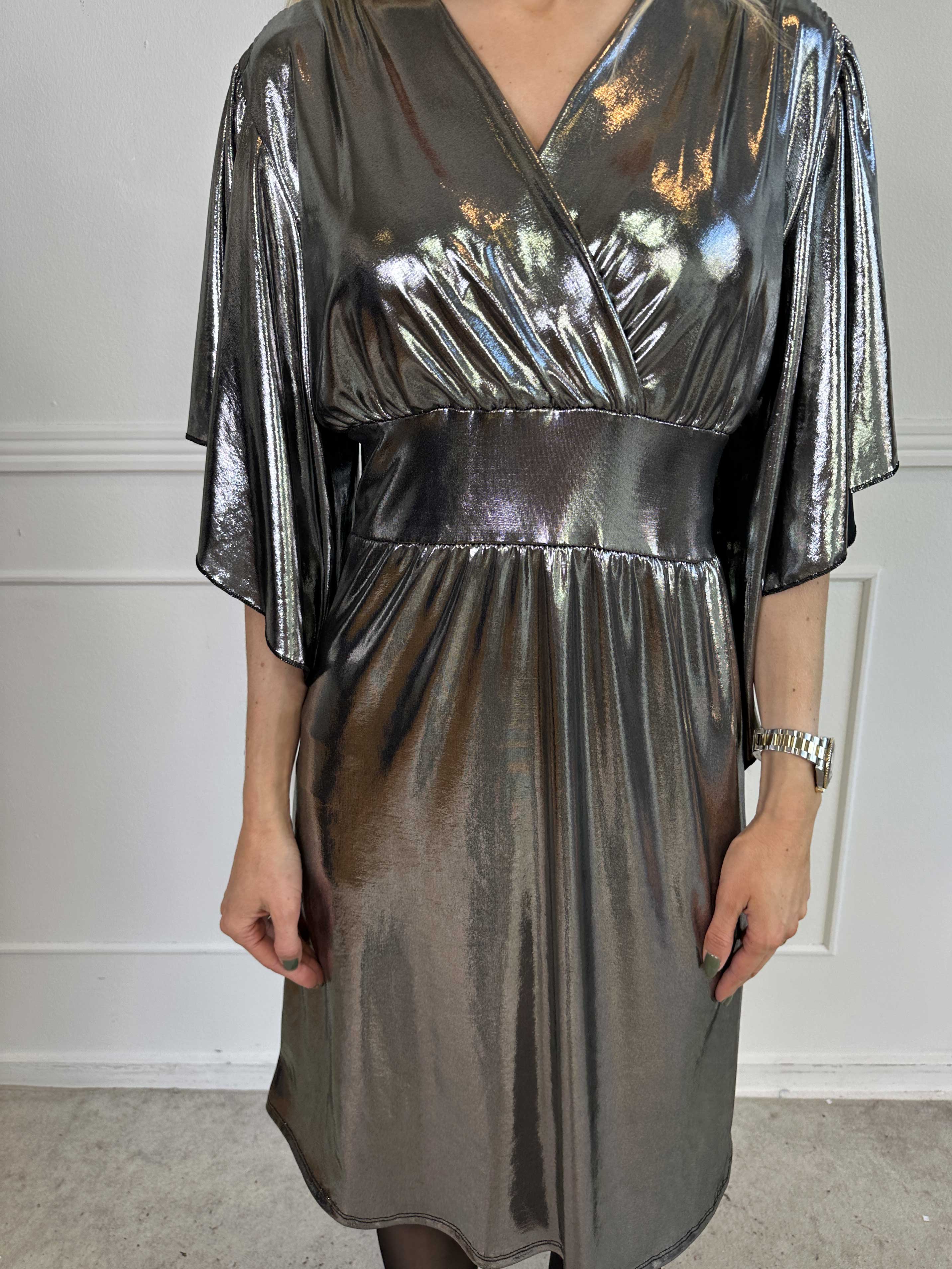 Safi - Elegant kjole shiny materiale med søde ærmer