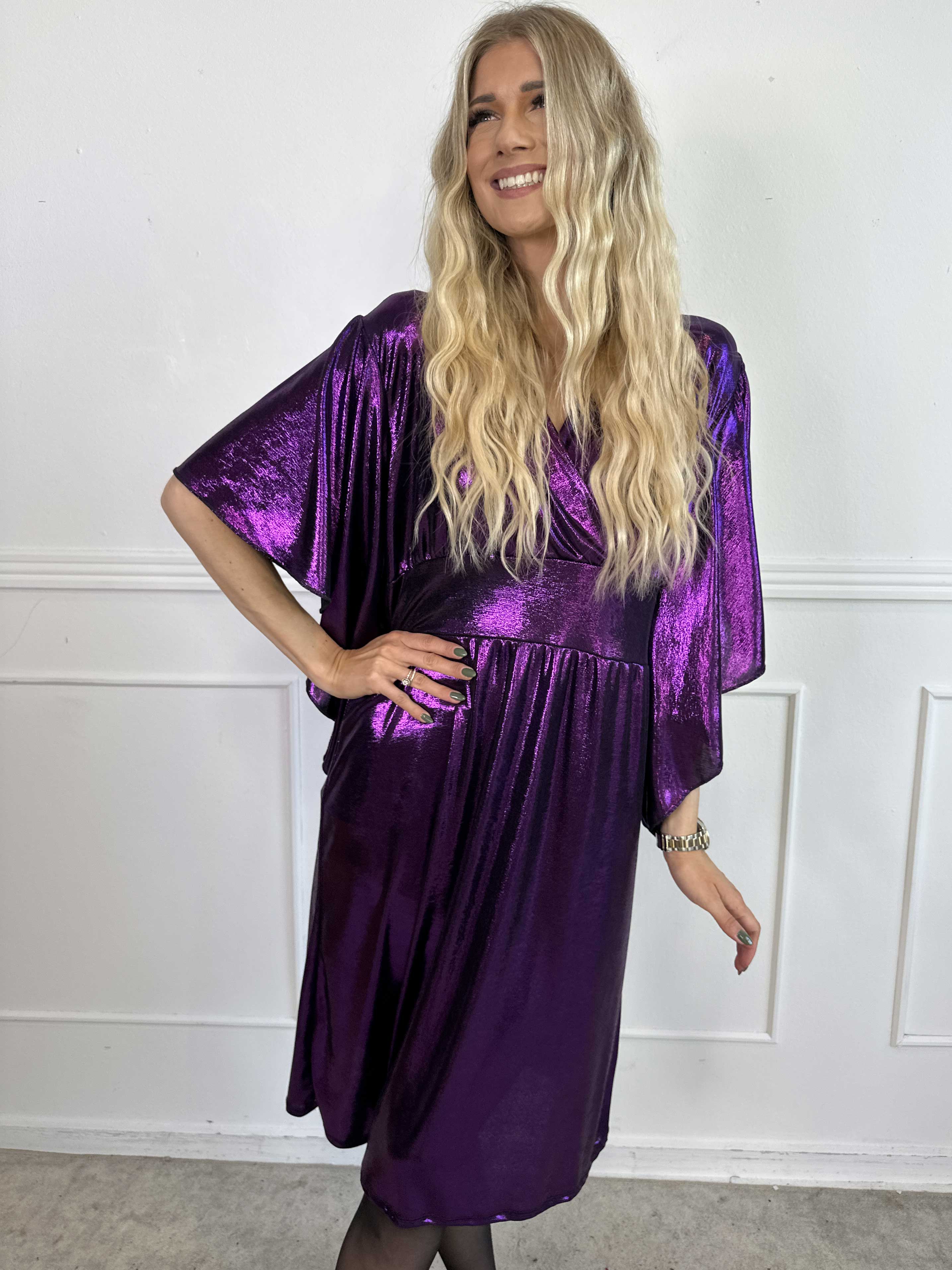 Safi - Elegant kjole shiny materiale med søde ærmer