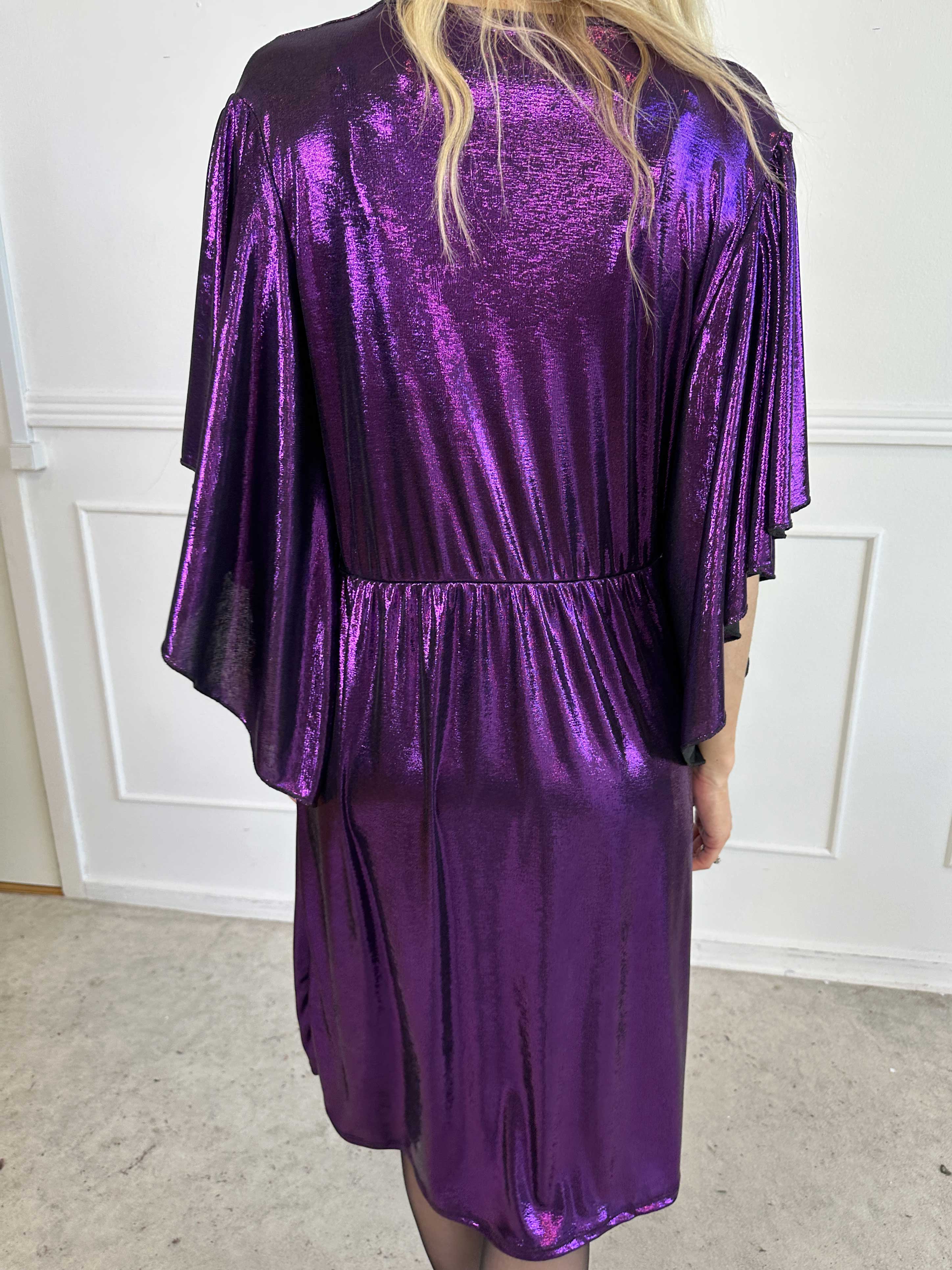 Safi - Elegant kjole shiny materiale med søde ærmer