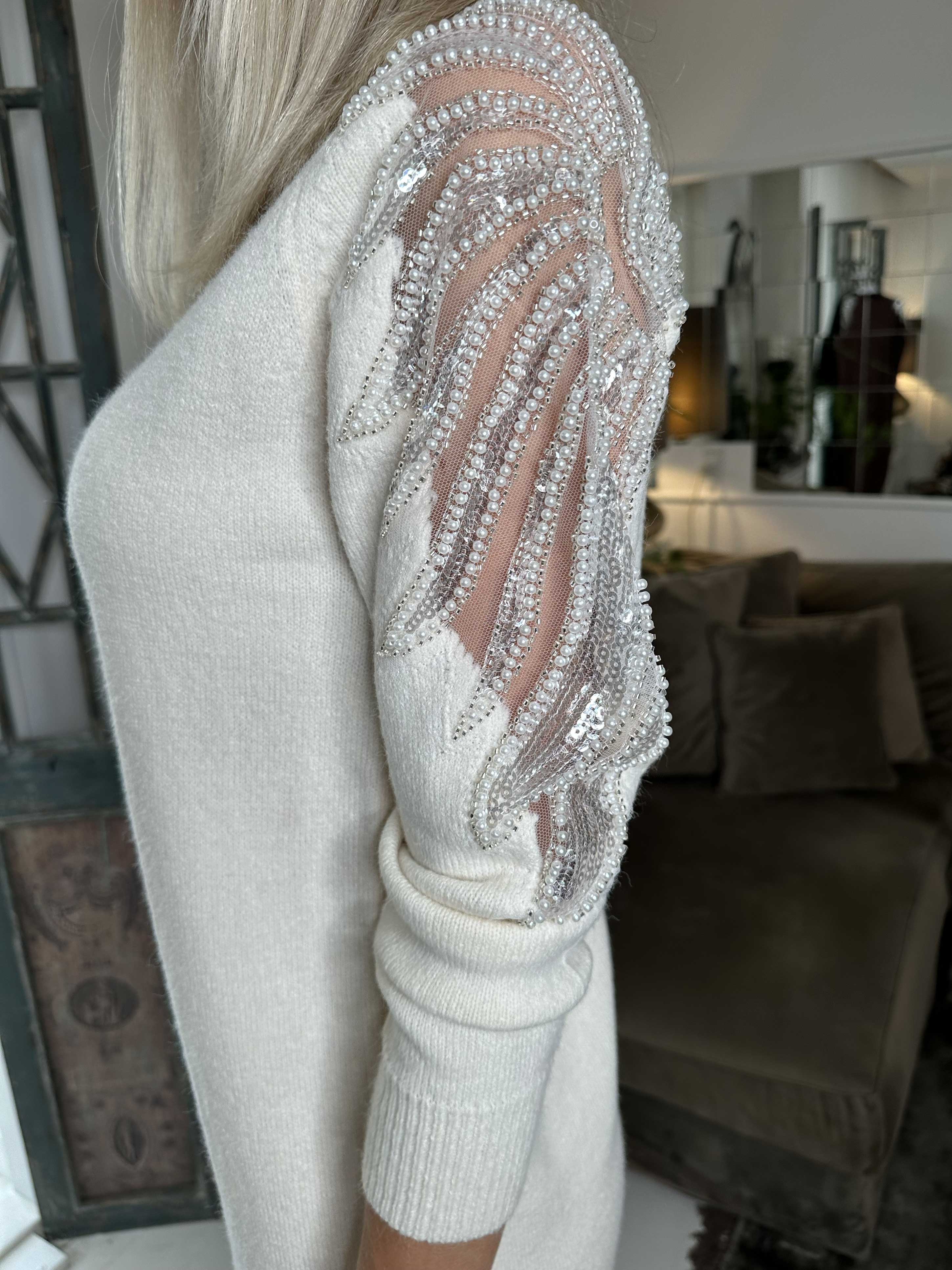 Laila - Strikkjole med pailletter og perler på skuldrene