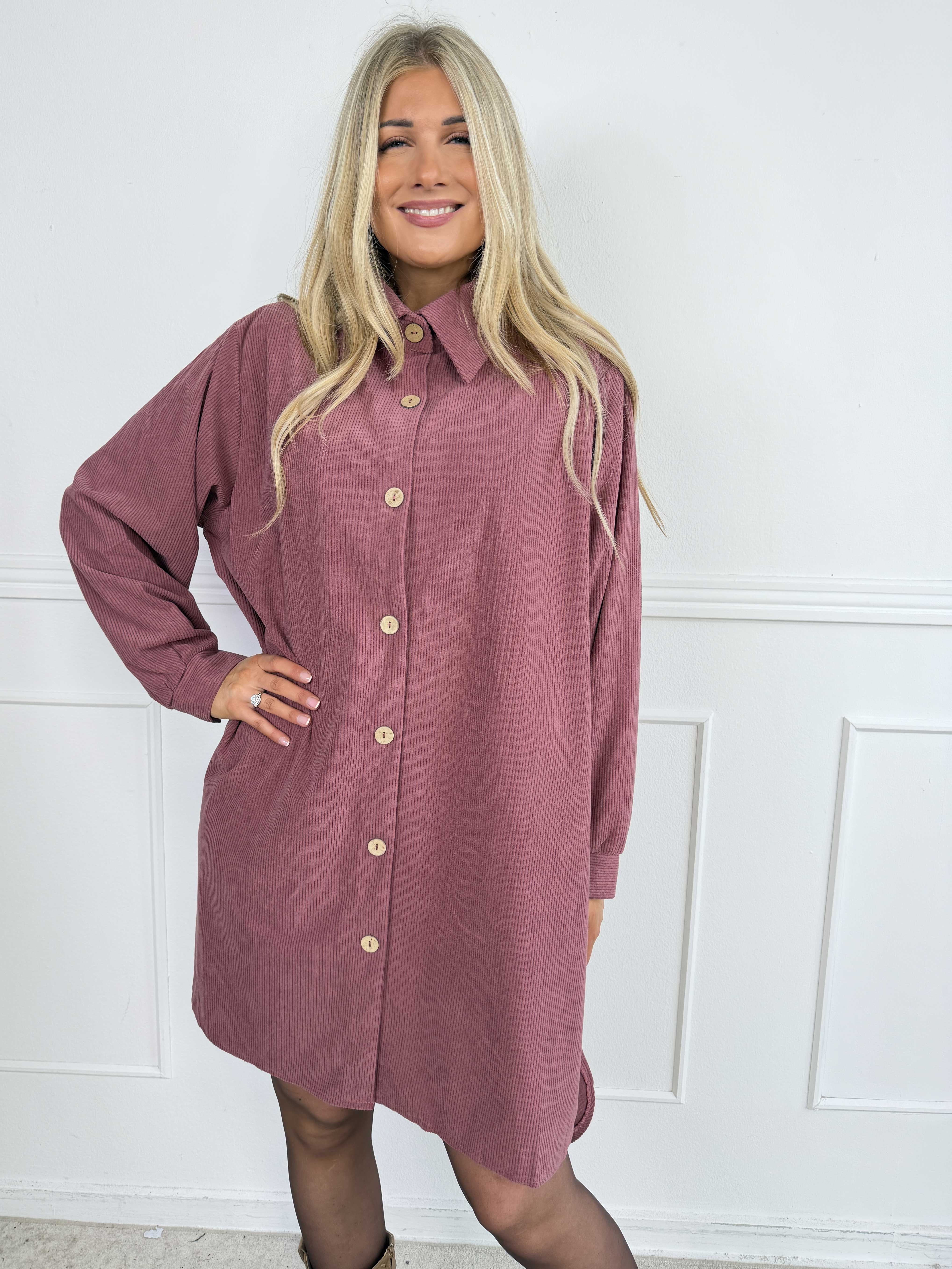 Manola - Plus size skjortekjole i blød fløjl med fine træknapper hele vejen ned