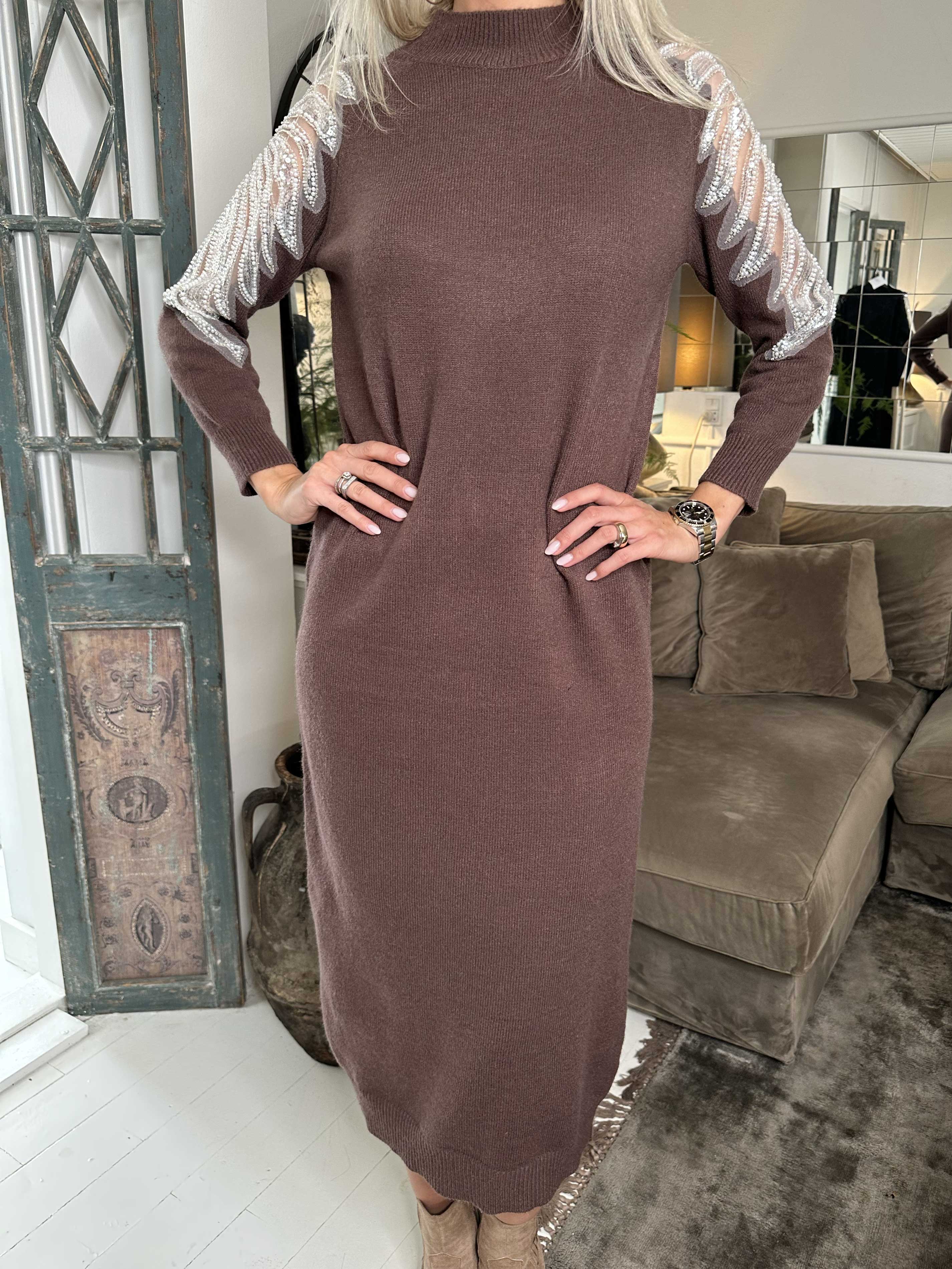 Laila - Strikkjole med pailletter og perler på skuldrene