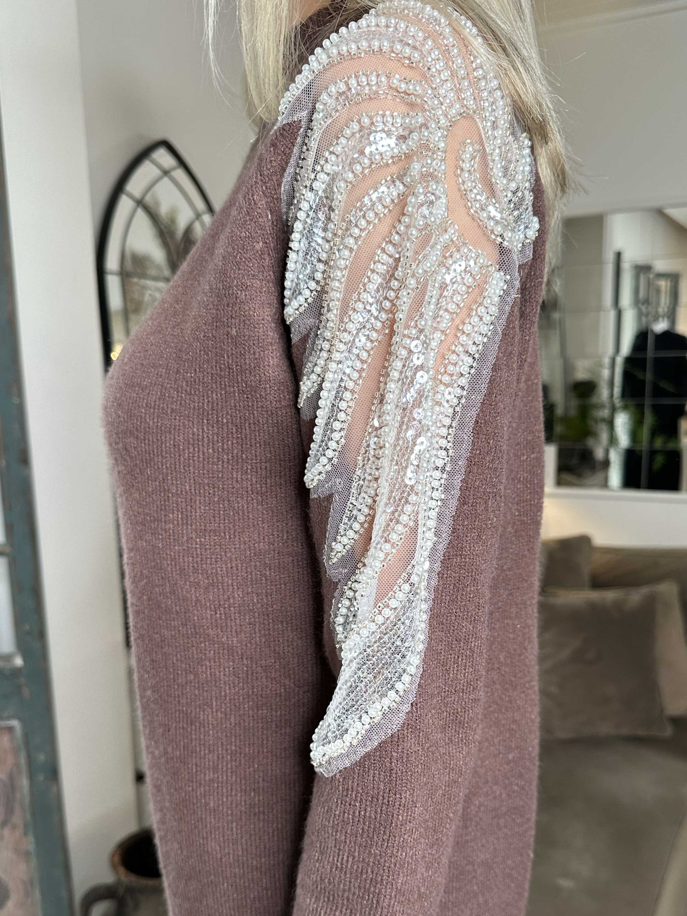 Laila - Strikkjole med pailletter og perler på skuldrene
