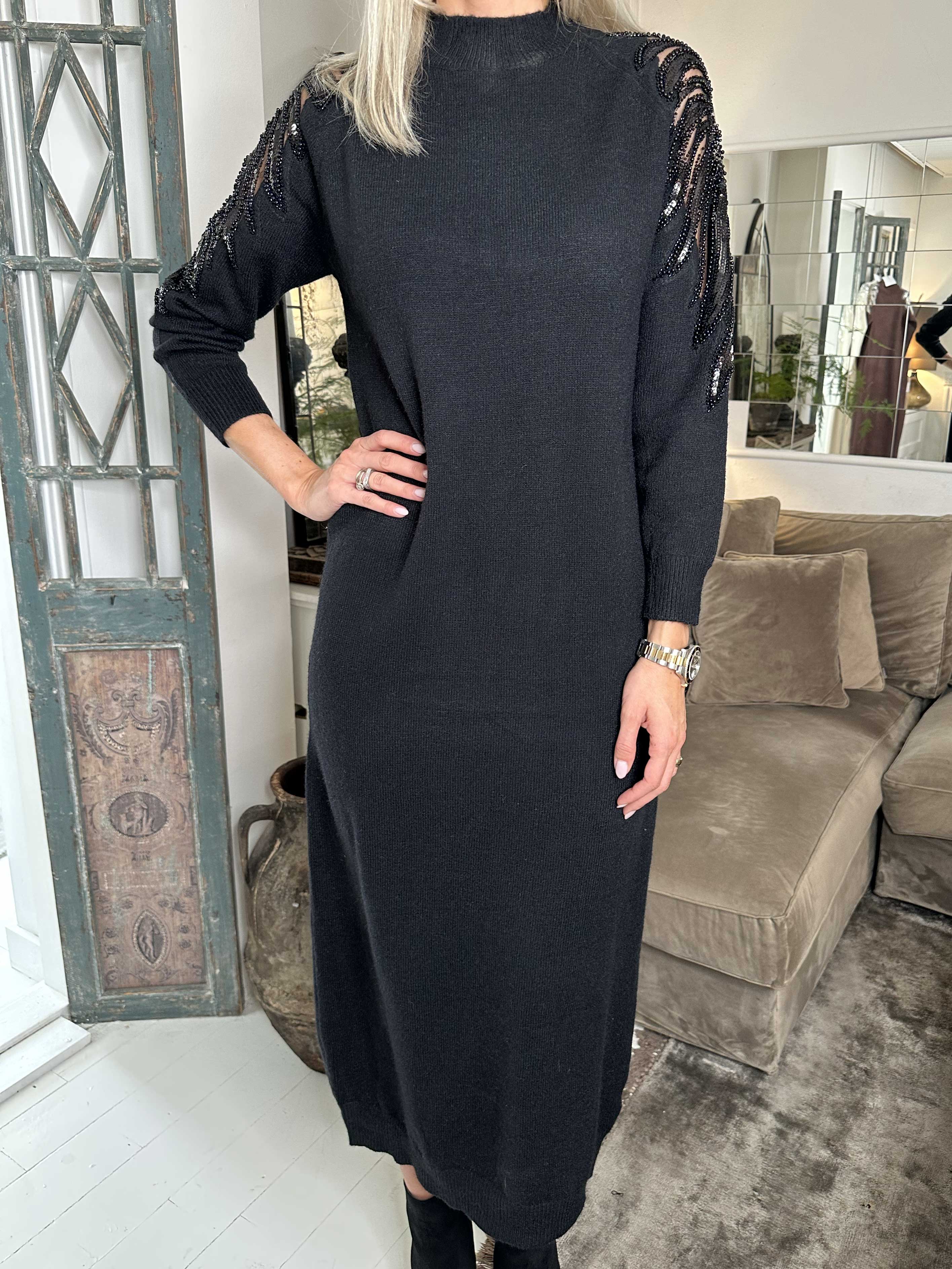 Laila - Strikkjole med pailletter og perler på skuldrene