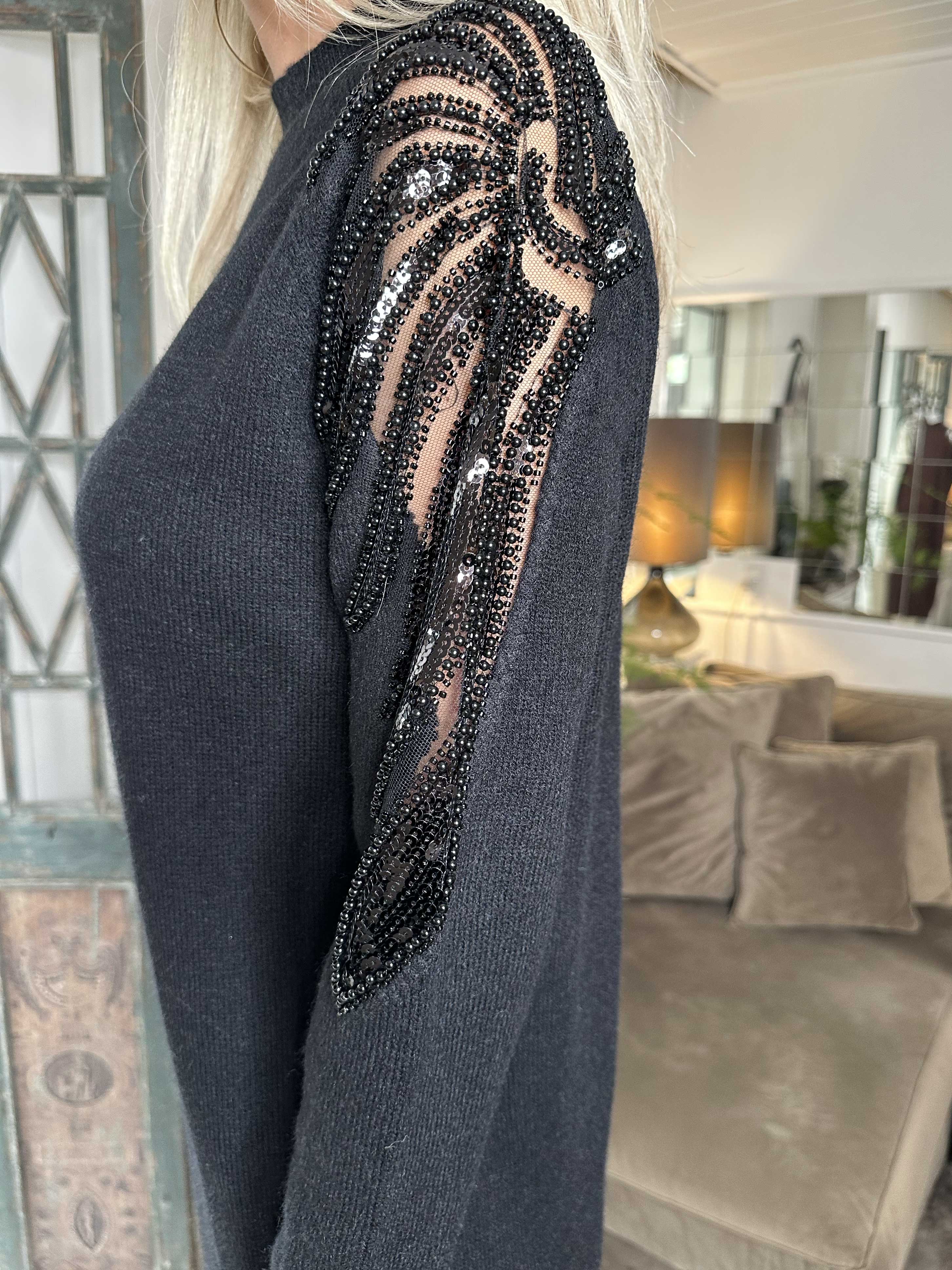 Laila - Strikkjole med pailletter og perler på skuldrene