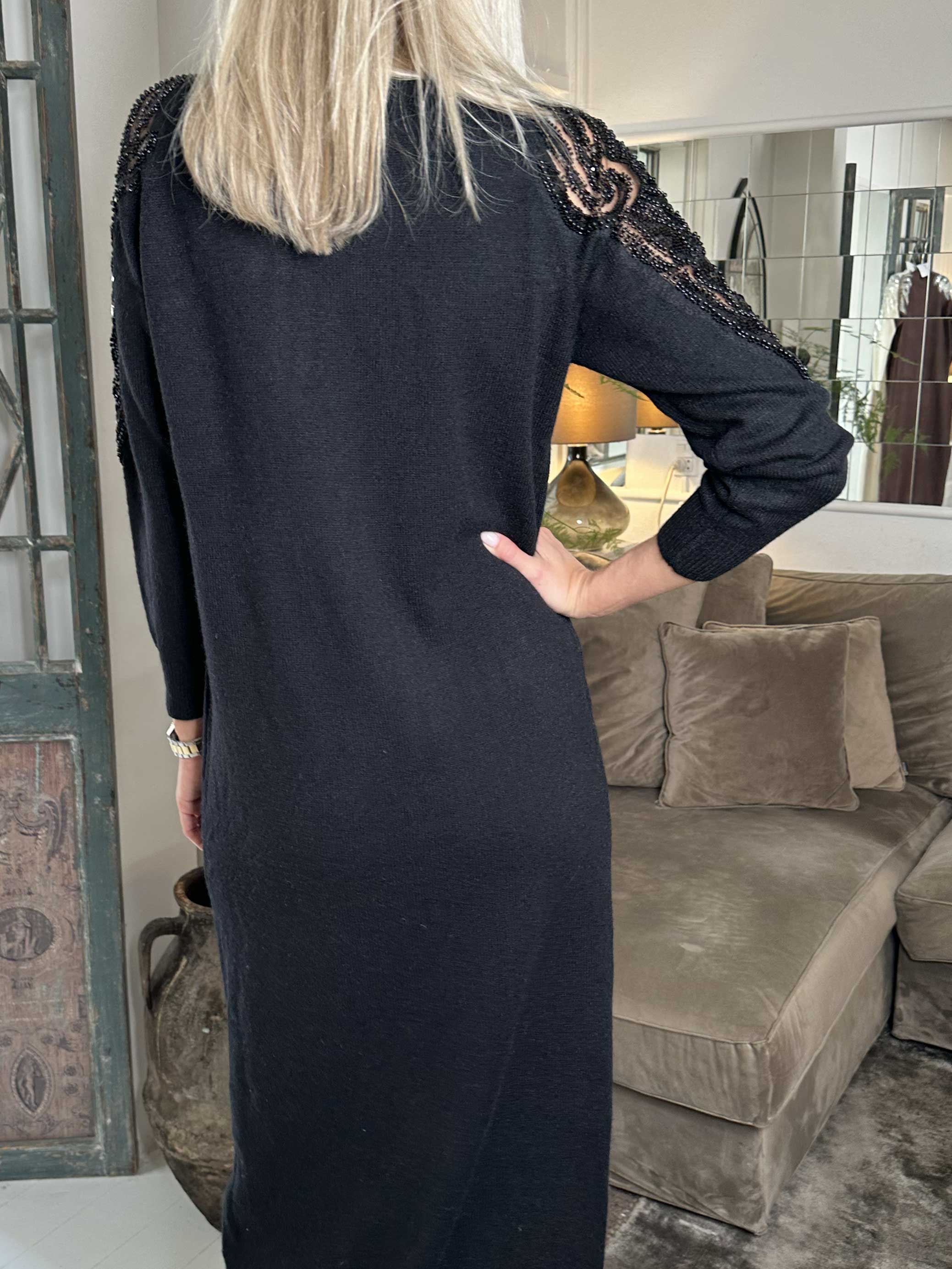 Laila - Strikkjole med pailletter og perler på skuldrene