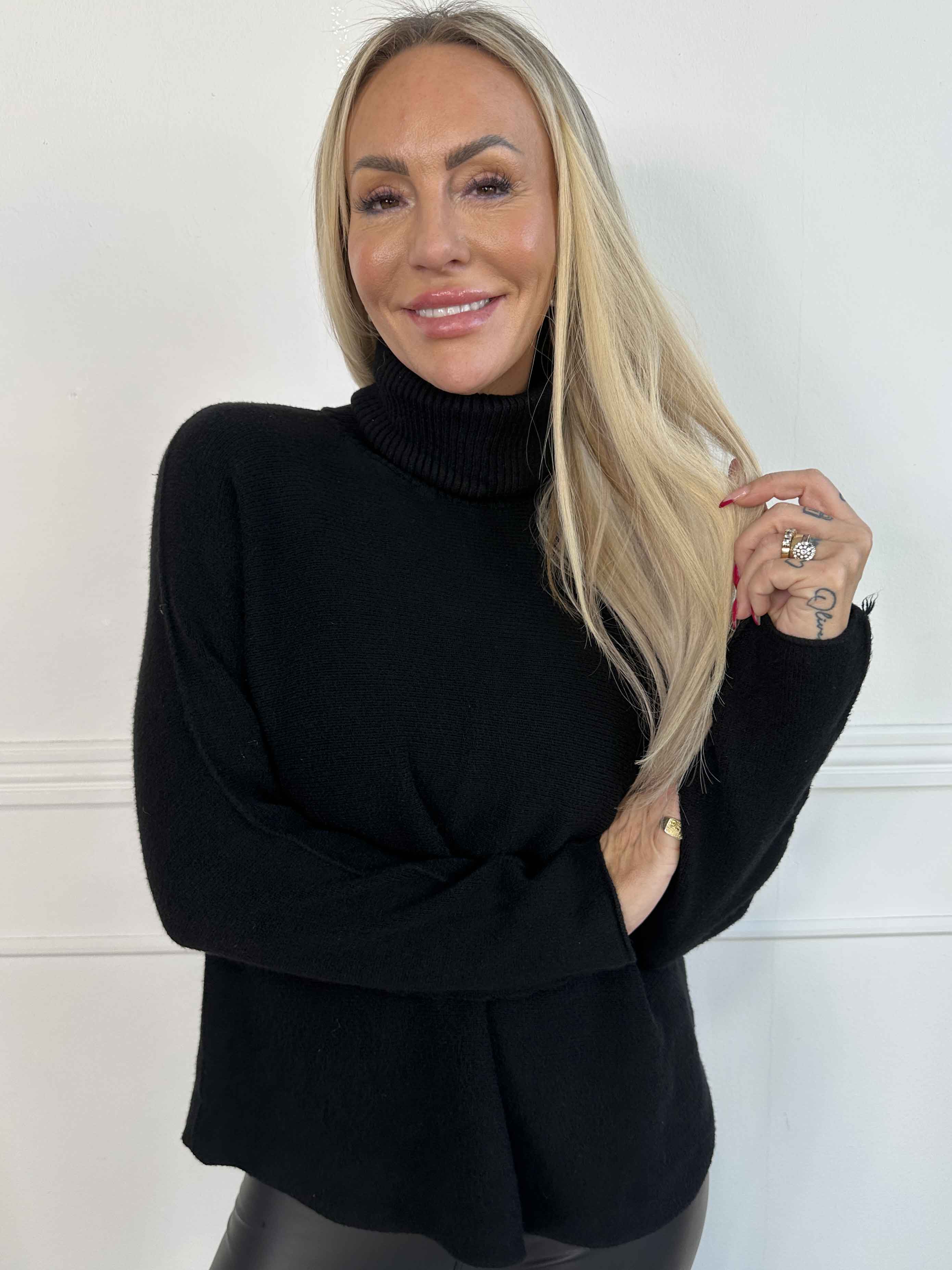 Sasha - Blød og simpel strikbluse med rullekrave