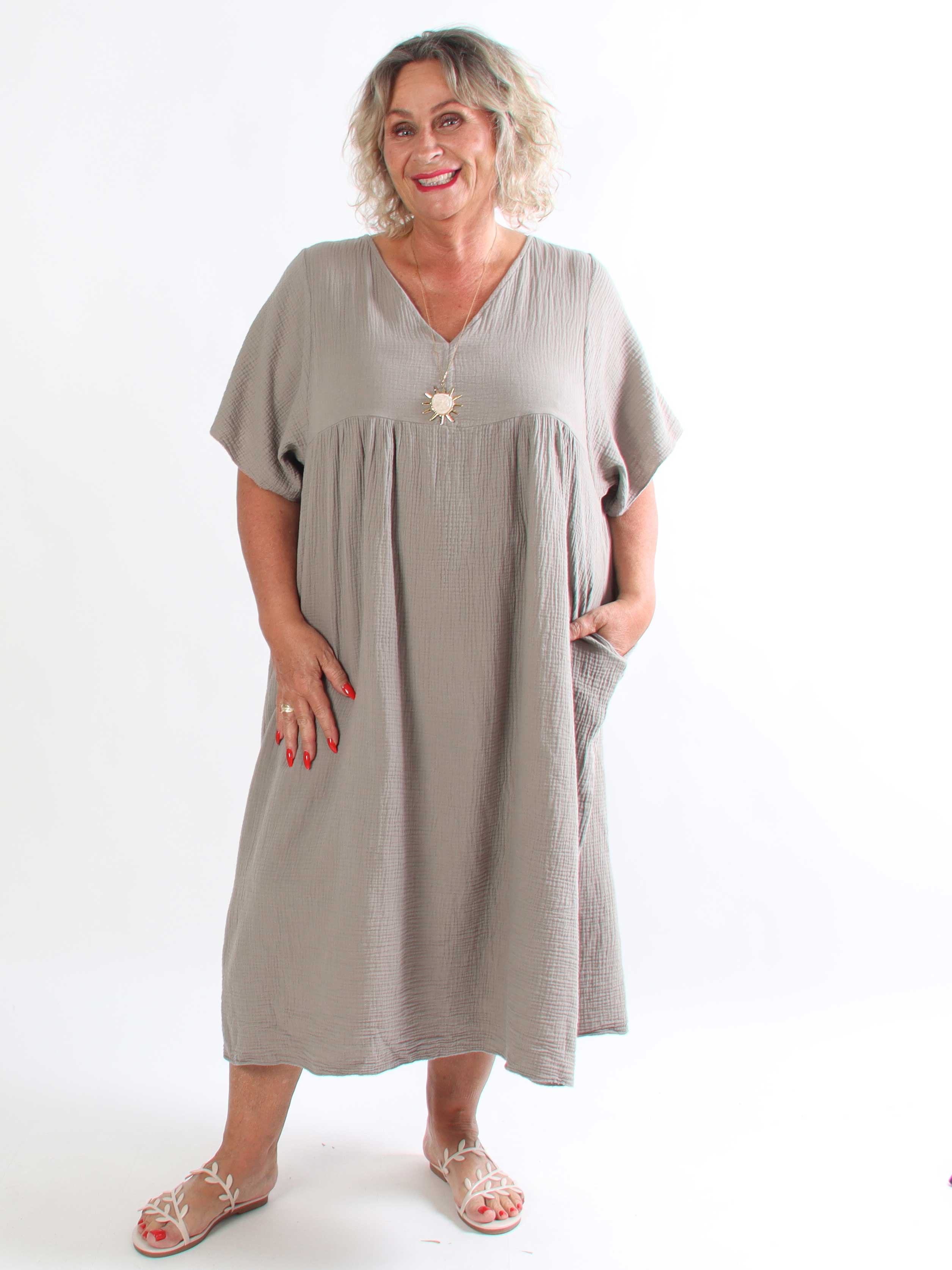 Kanja - Blød lang plus size kjole i bomuldsmusselin