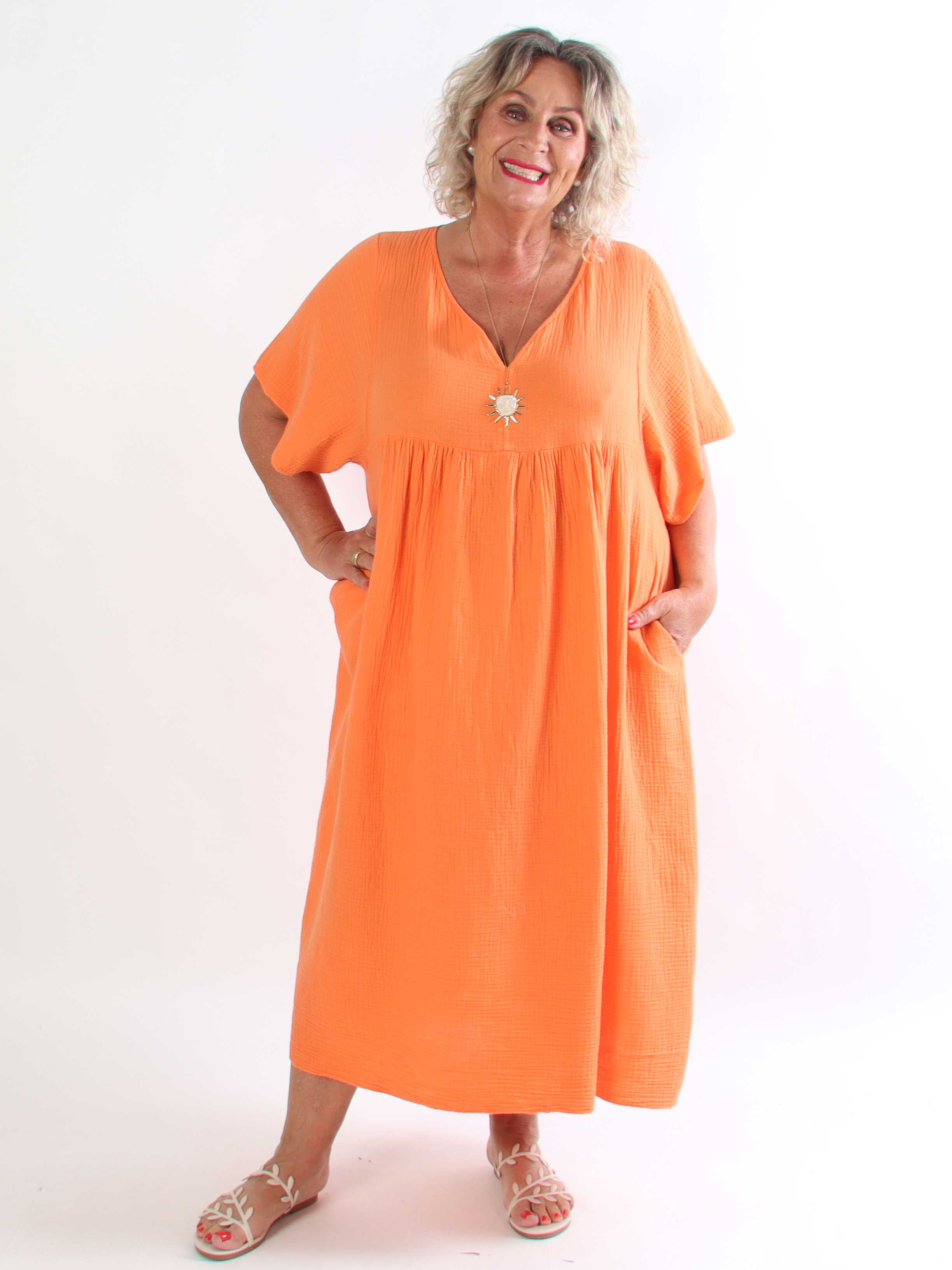 Kanja - Blød lang plus size kjole i bomuldsmusselin