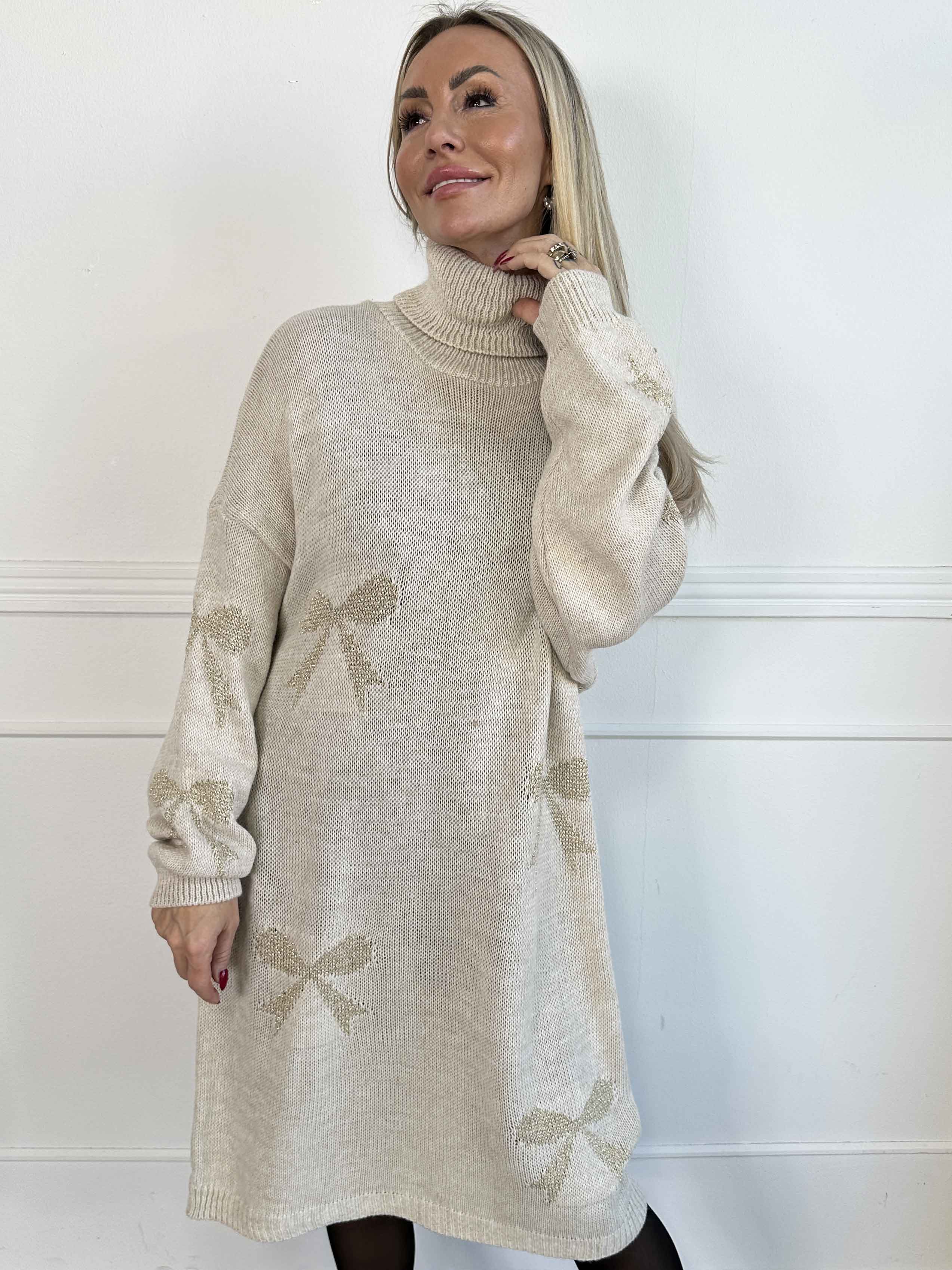 Vallie - Sød strikkjole med guldsløjfer og rullekrave