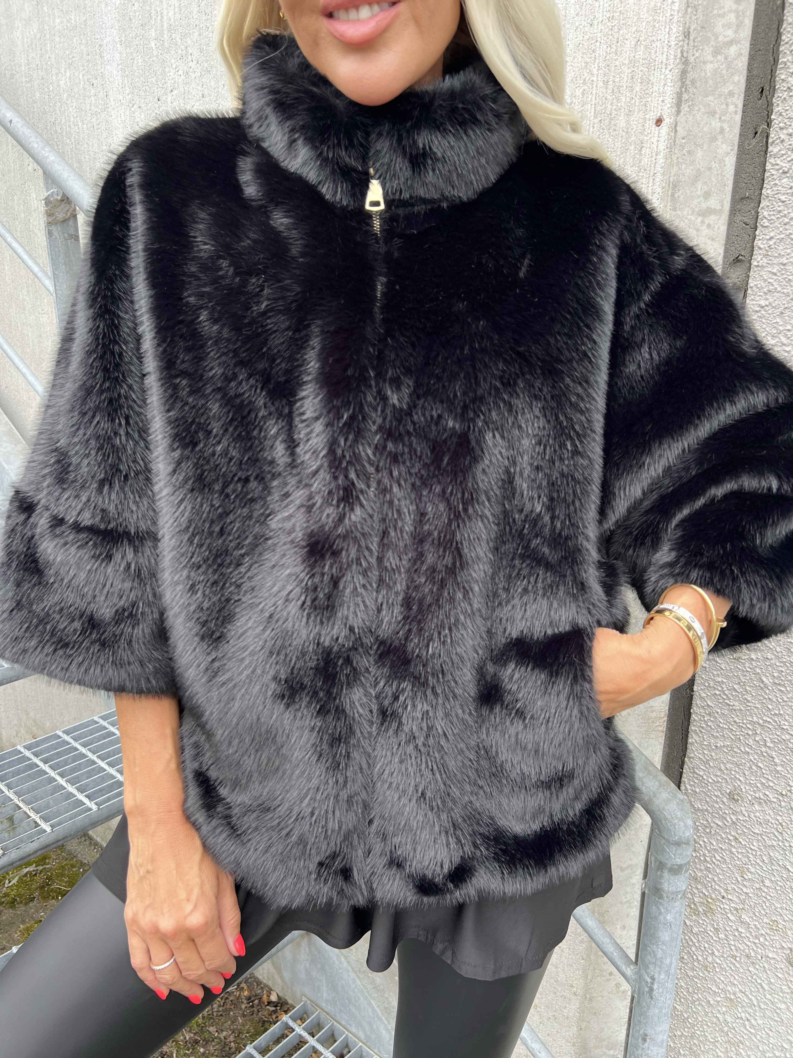 Torrey - Elegant faux fur jakke i lys beige med 3/4 ærmer