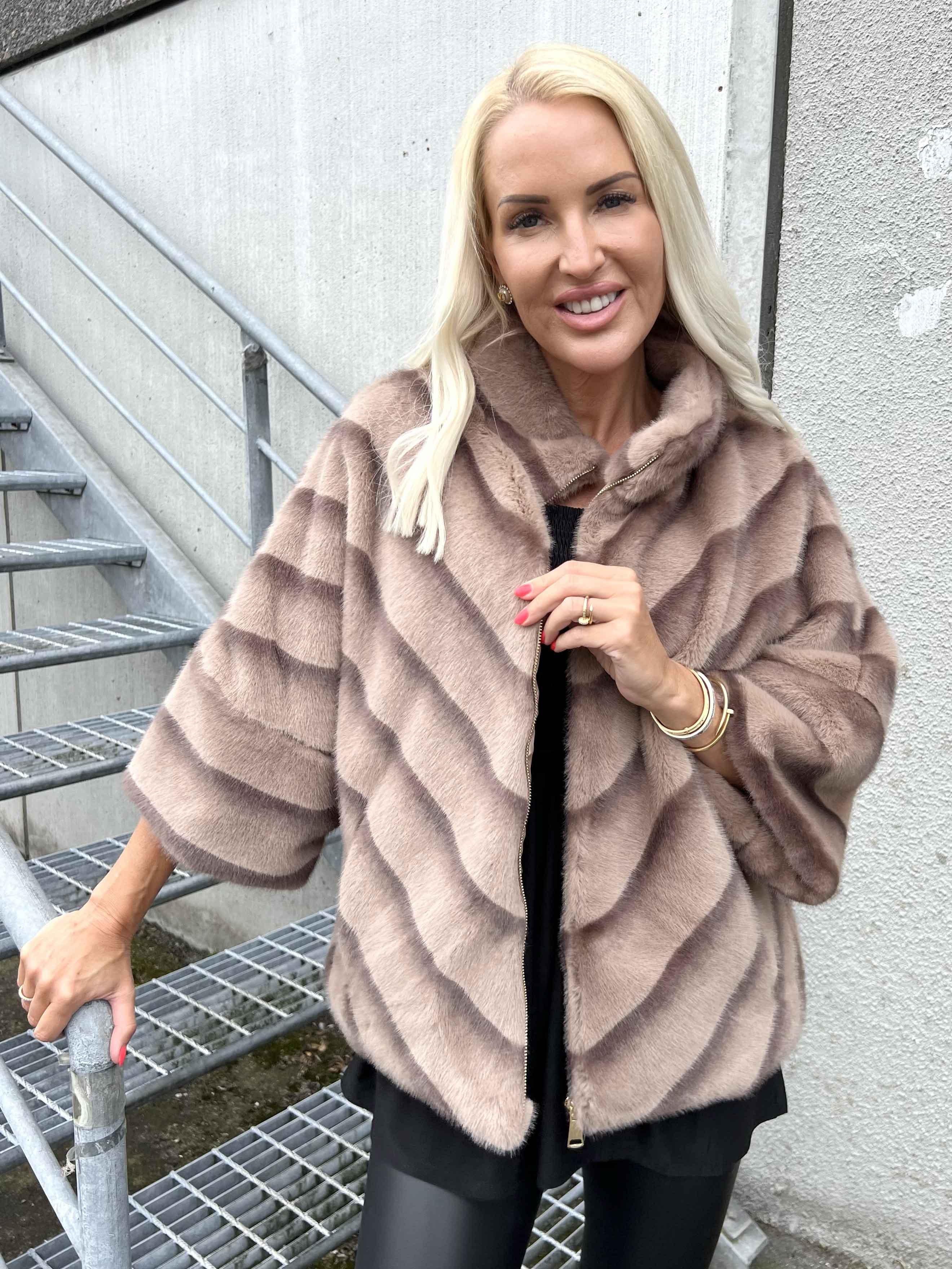 Torrey - Elegant faux fur jakke i lys beige med 3/4 ærmer