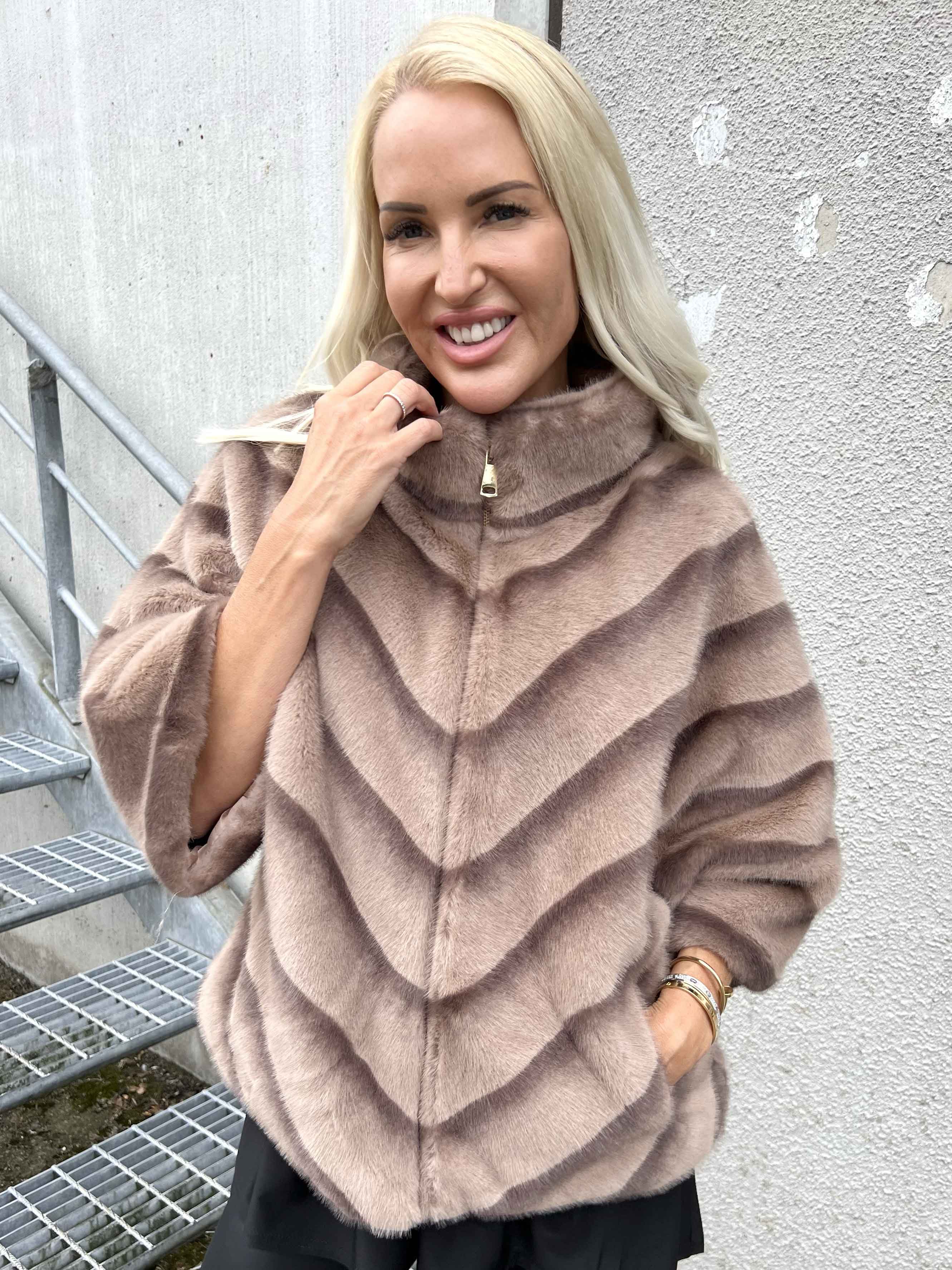 Torrey - Elegant faux fur jakke i lys beige med 3/4 ærmer