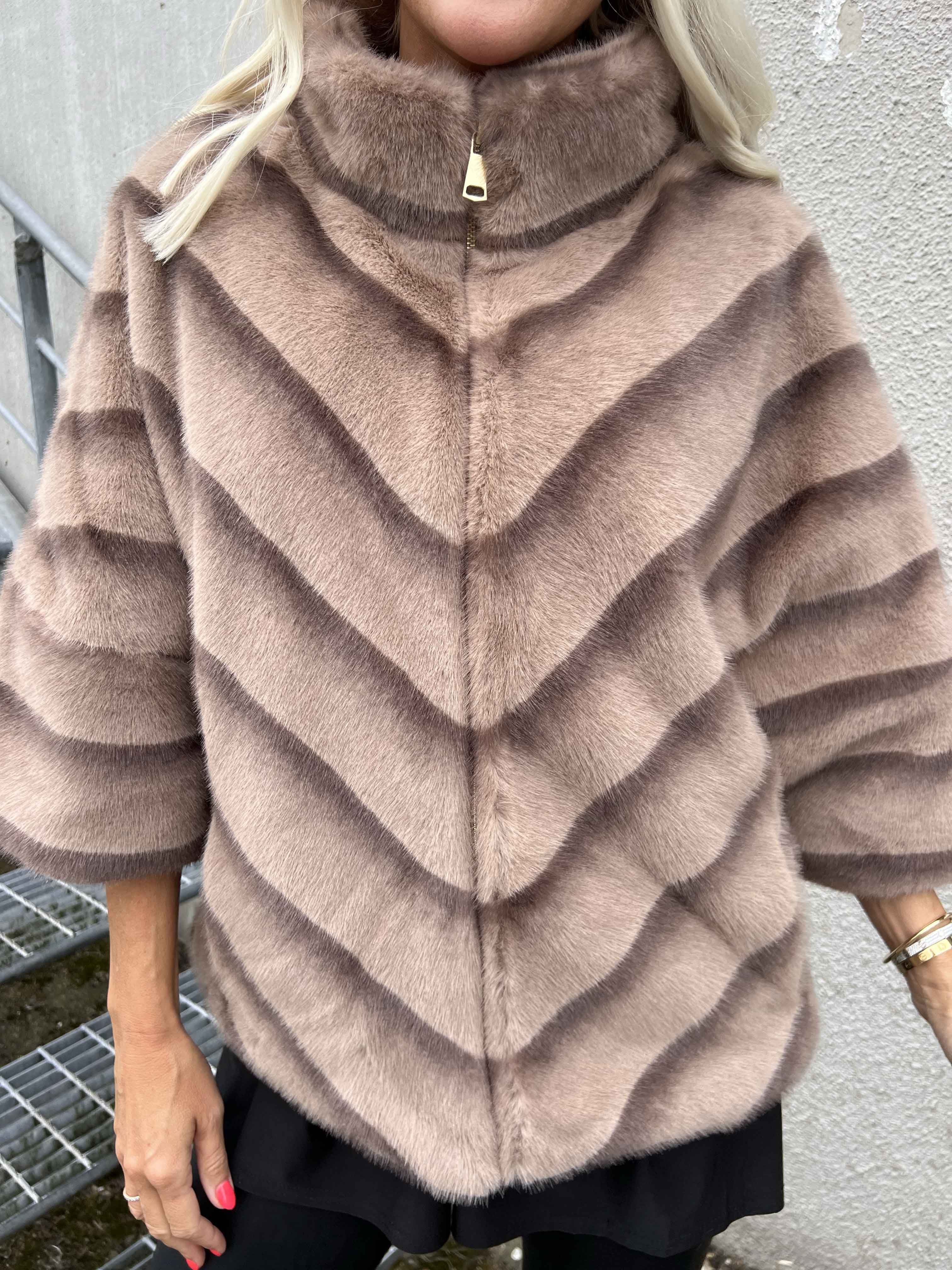 Torrey - Elegant faux fur jakke i lys beige med 3/4 ærmer