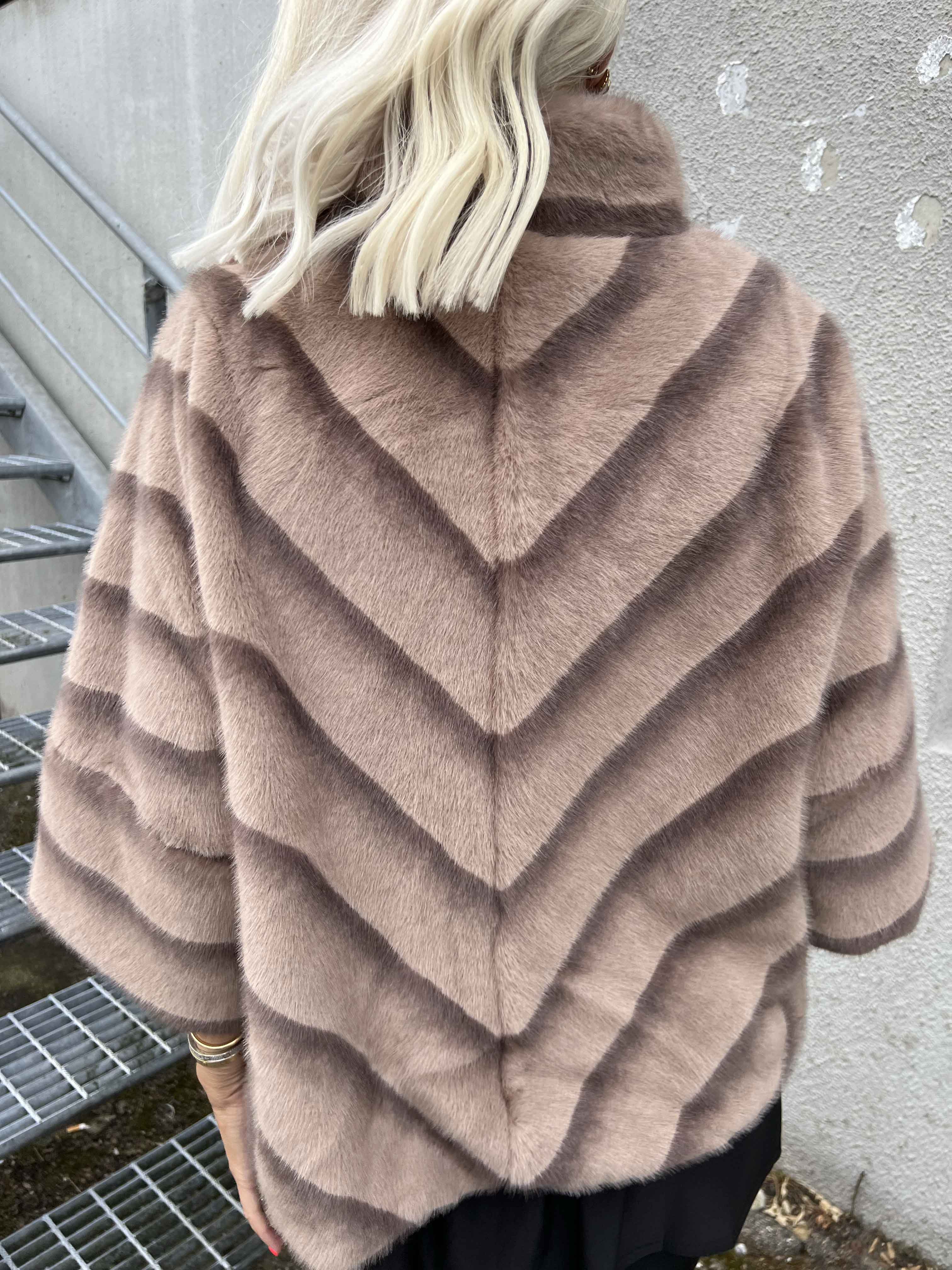 Torrey - Elegant faux fur jakke i lys beige med 3/4 ærmer