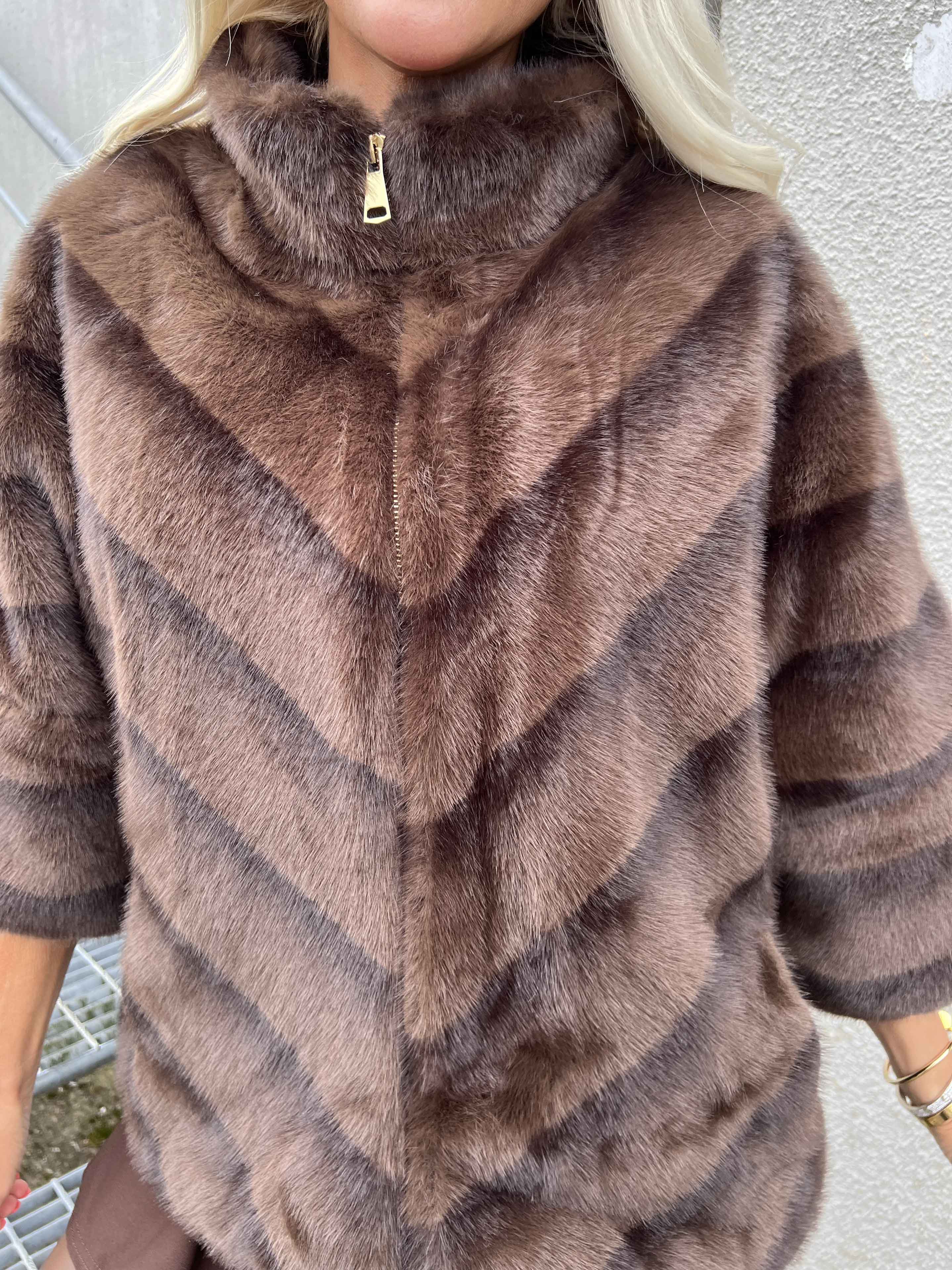 Torrey - Elegant faux fur jakke i lys beige med 3/4 ærmer