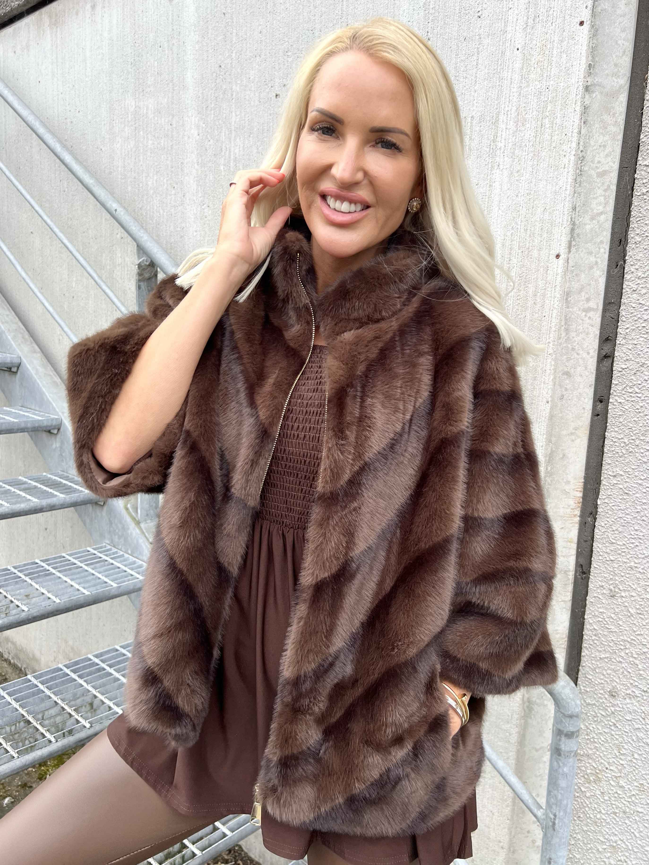 Torrey - Elegant faux fur jakke i lys beige med 3/4 ærmer