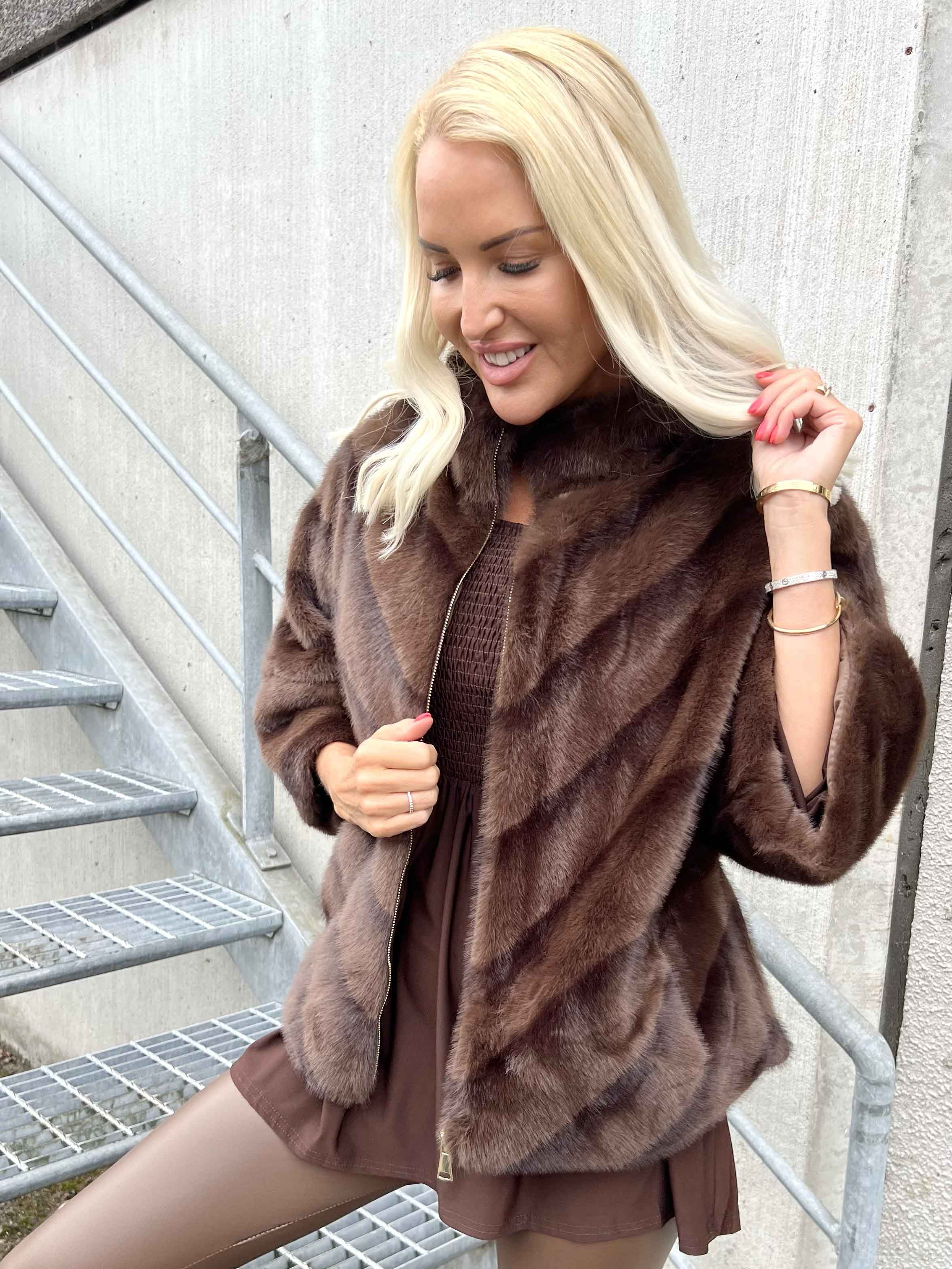 Torrey - Elegant faux fur jakke i lys beige med 3/4 ærmer