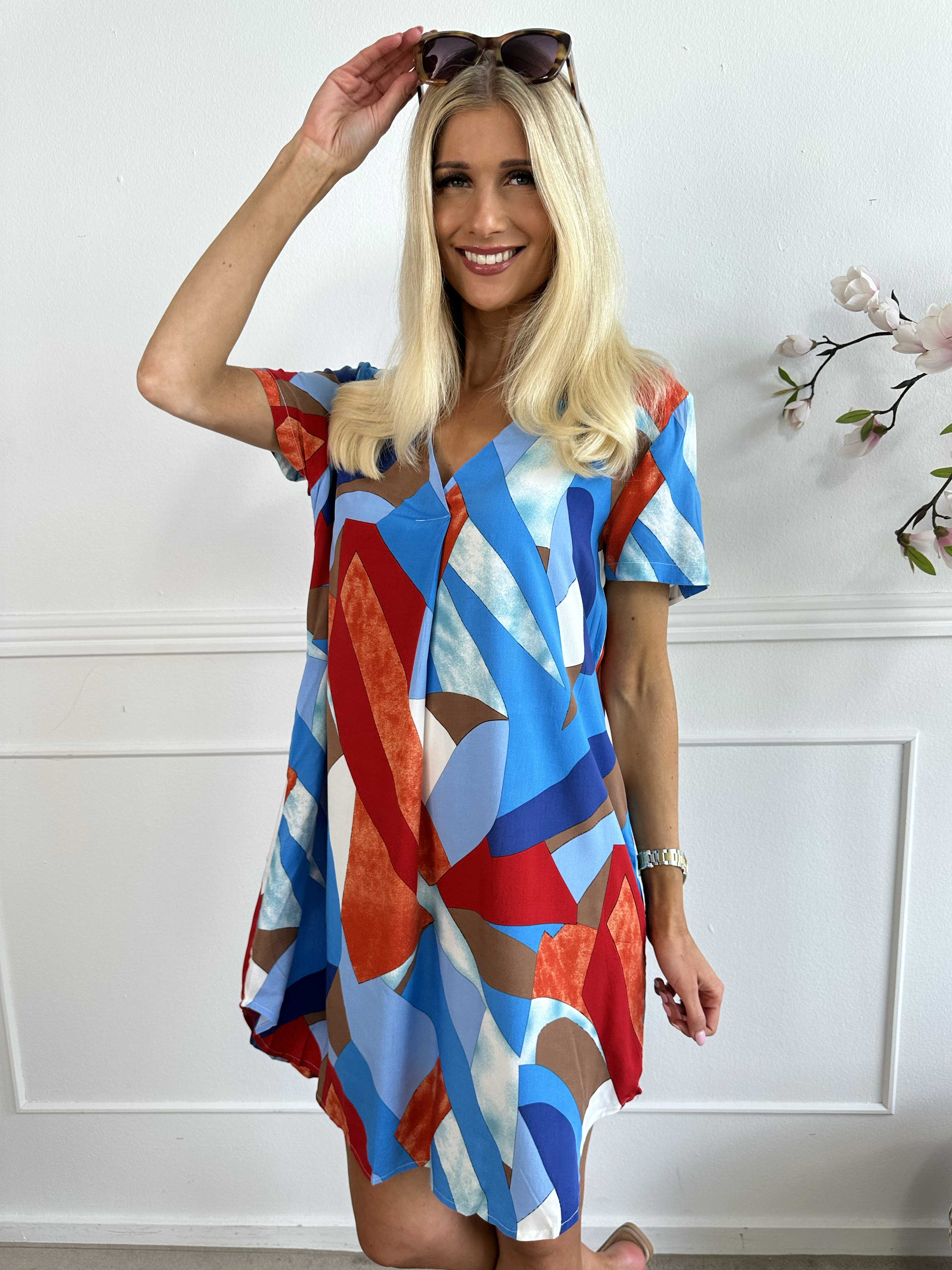 Hilja - Flerfarvet kjole i viskose med v-udskæring