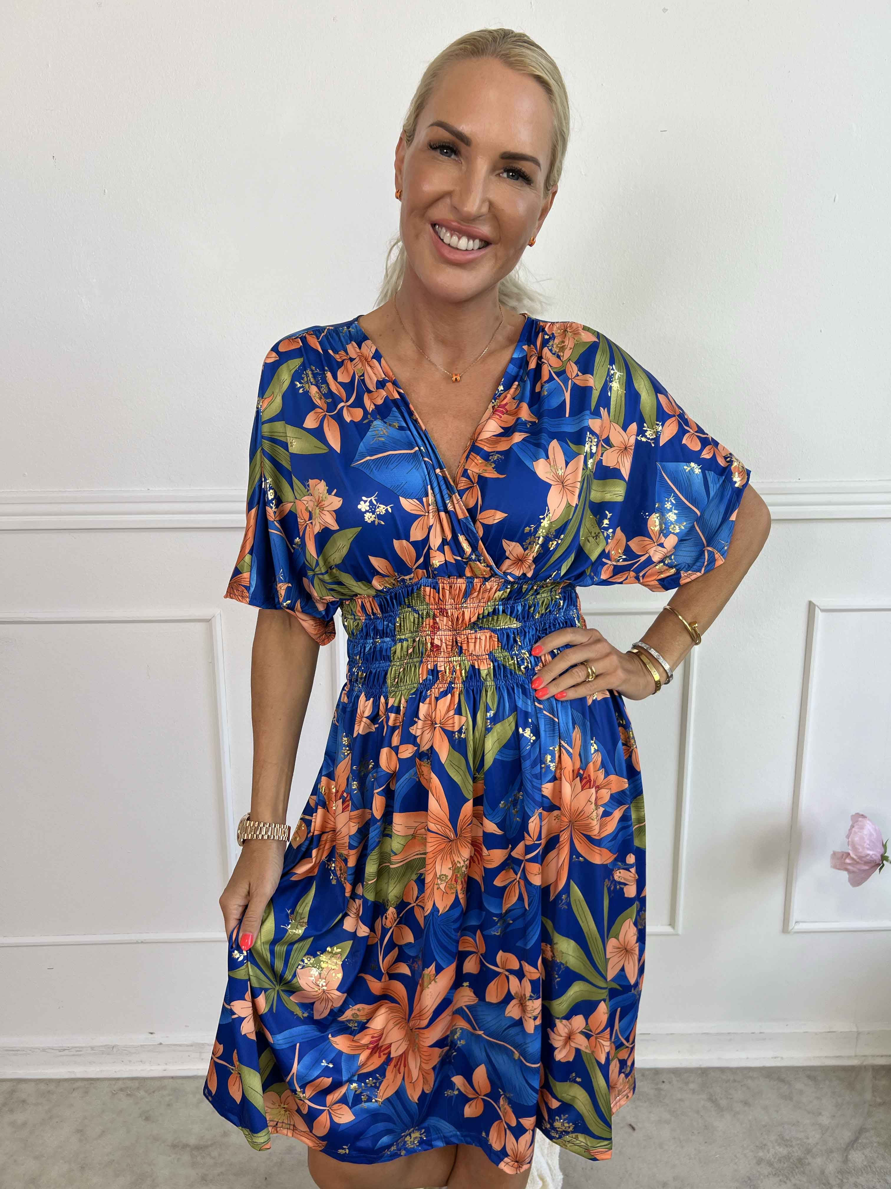 Pams New Leaf Short - Elastisk kjole med farvet blomsterprint og guld detaljer